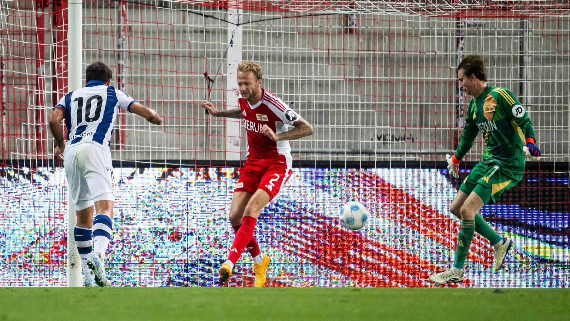 Mikel Oyarzabal erzielt für Real Sociedad per Kopball das 1:1. Kevin Vogt und Torwart Frederik Rönnow können es nicht verhindern.