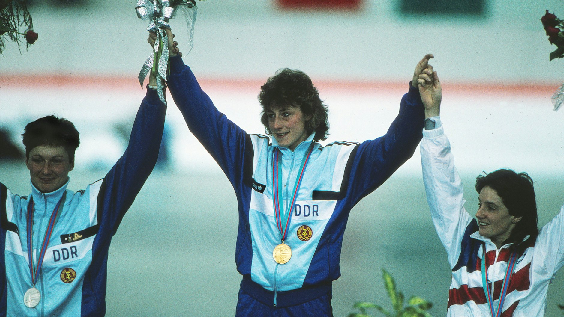 Christa Luding Rothenburger feierte 1988 in Calgary ihren Olympiasieg im Eisschnelllauf über die 500 Meter vor Karin Enke (l.) und Bonnie Blair (USA).