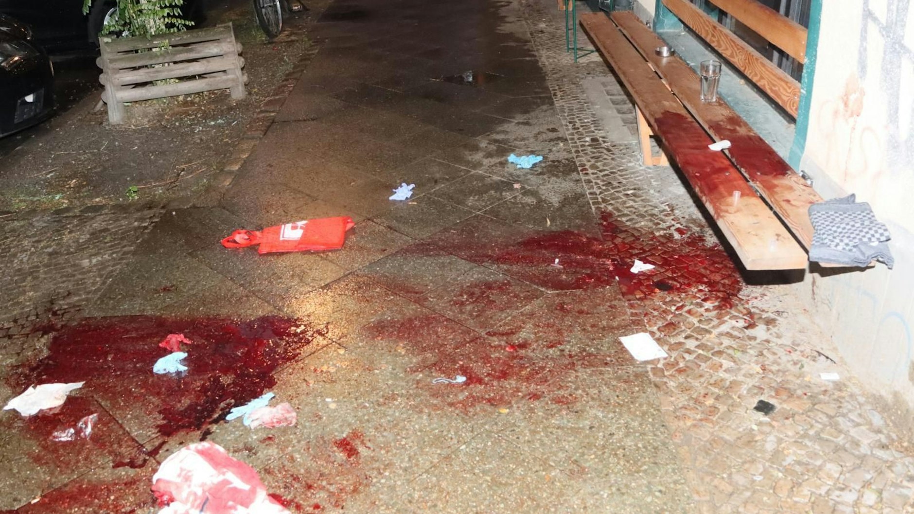 Blut-Horror in Neukölln: Ein Mann, der mit einem Messer attackiert wurde, schleppte sich bis vor ein Restaurant, brach dort zusammen.