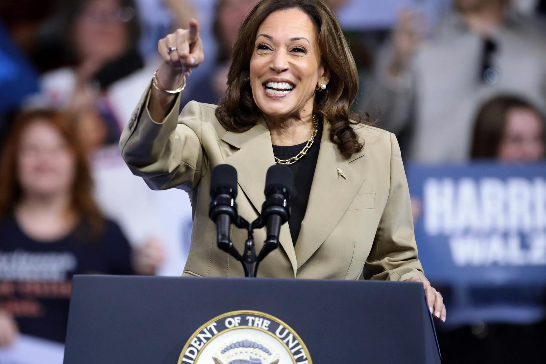 Neuen Umfragen zufolge liegt Kamala Harris in drei wichtigen US-Bundesstaaten knapp vor Donald Trump.