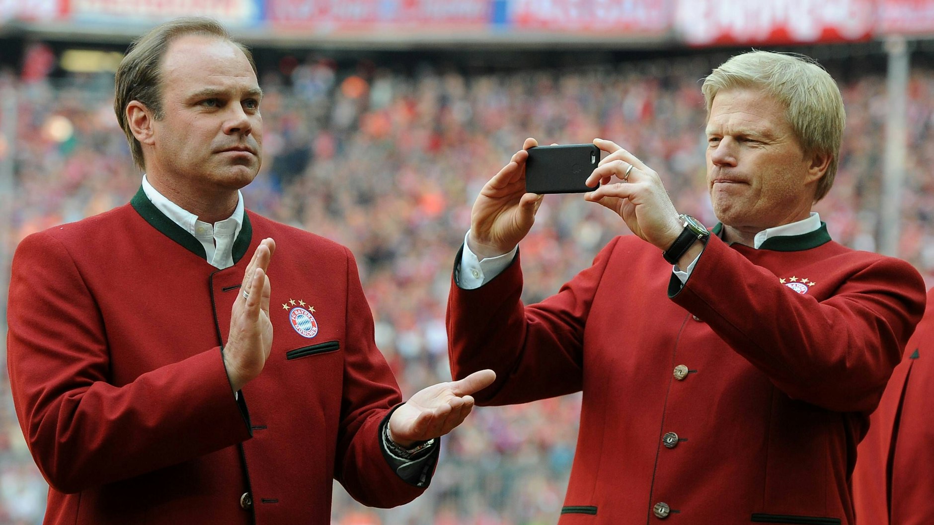 Ehemaligen-Treff beim FC Bayern: Oliver Kahn fotografiert Christian Nerlinger.