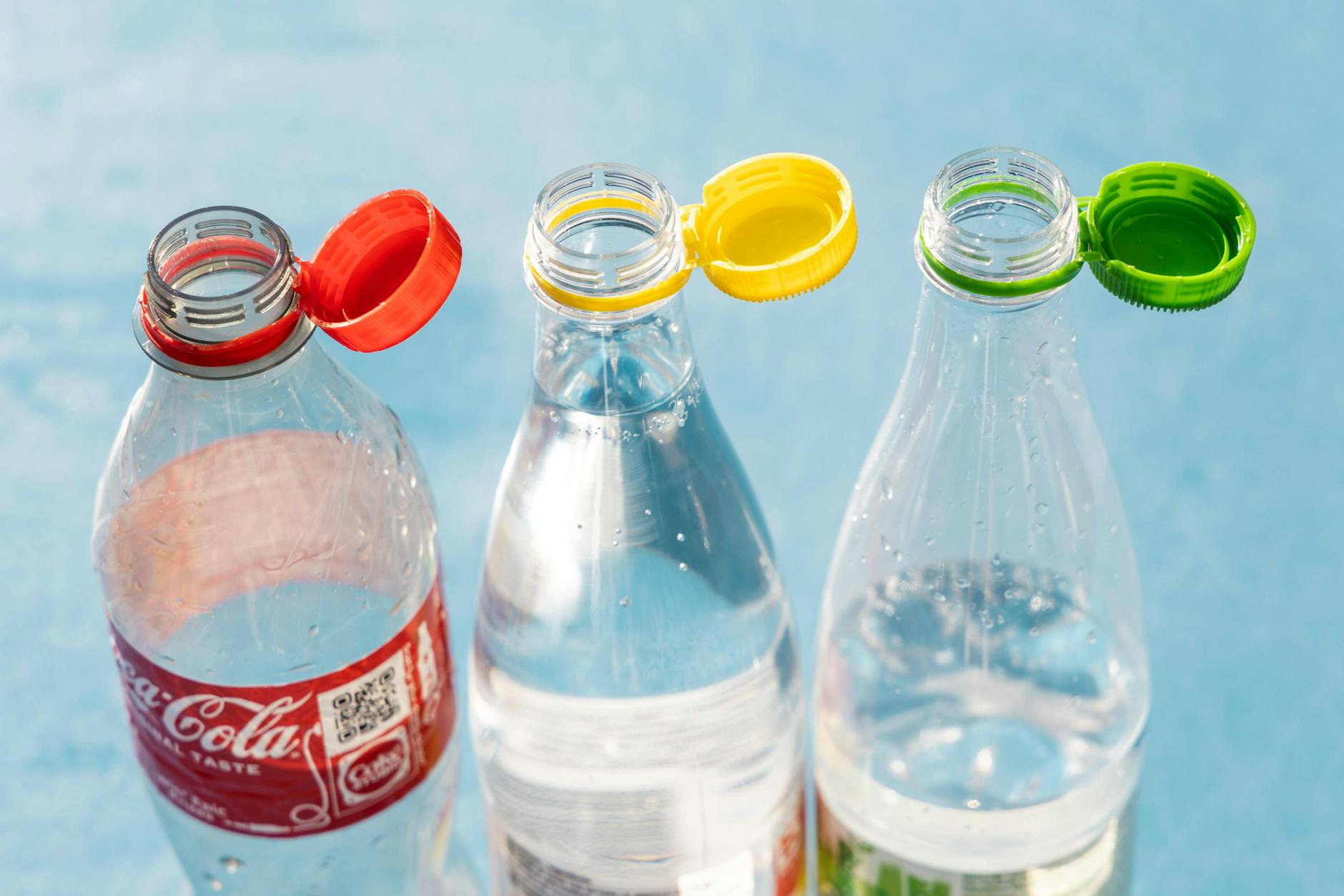 Haben die fest montierten Flaschendeckel wirklich einen Effekt auf die Umwelt? Ein Experte ist sicher: Nein, haben sie nicht.