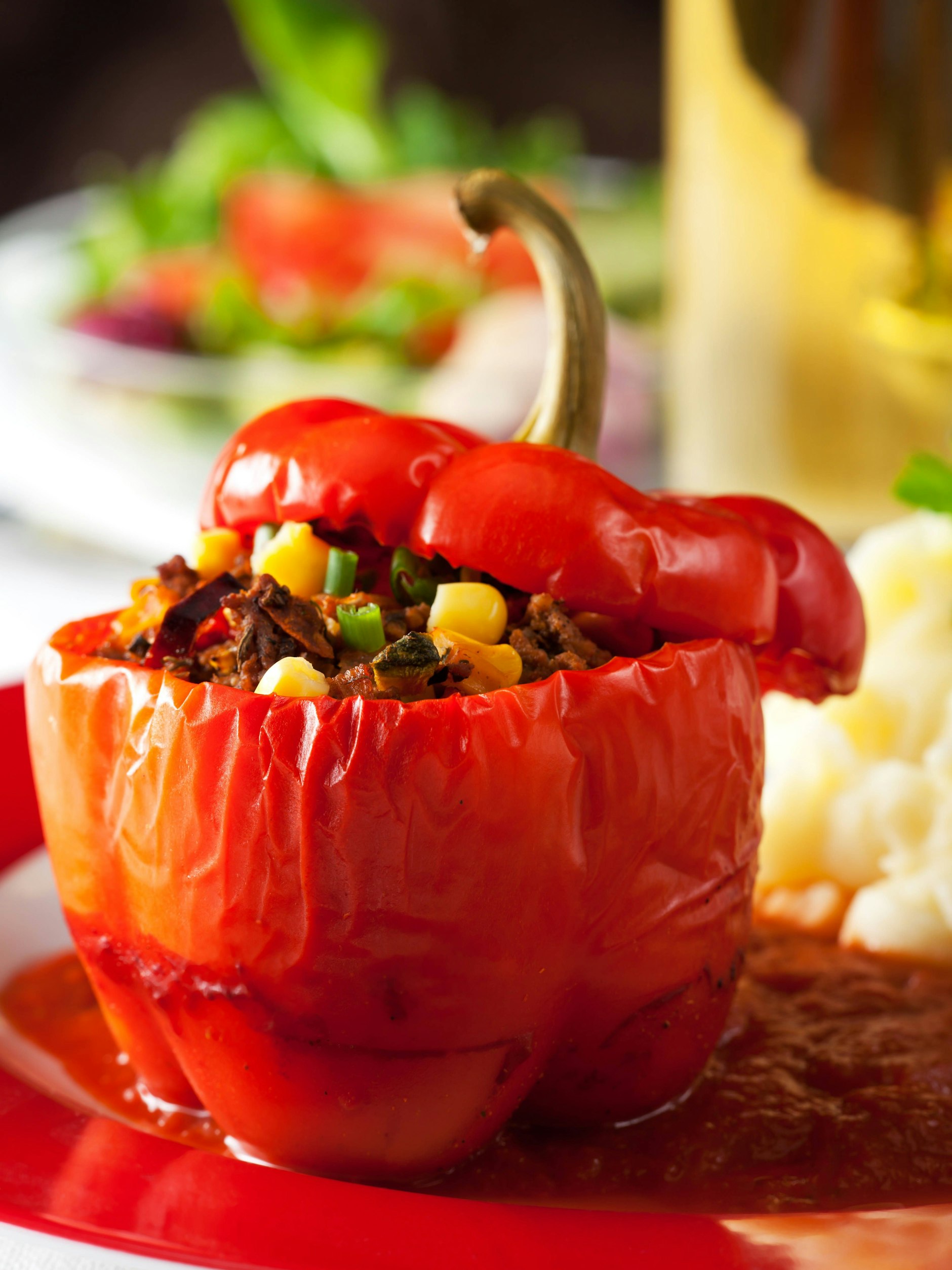Gefüllte Paprika gehört in mehreren Ländern zur klassischen Hausmannskost - und das Rezept dafür ist gar nicht schwer zu machen.