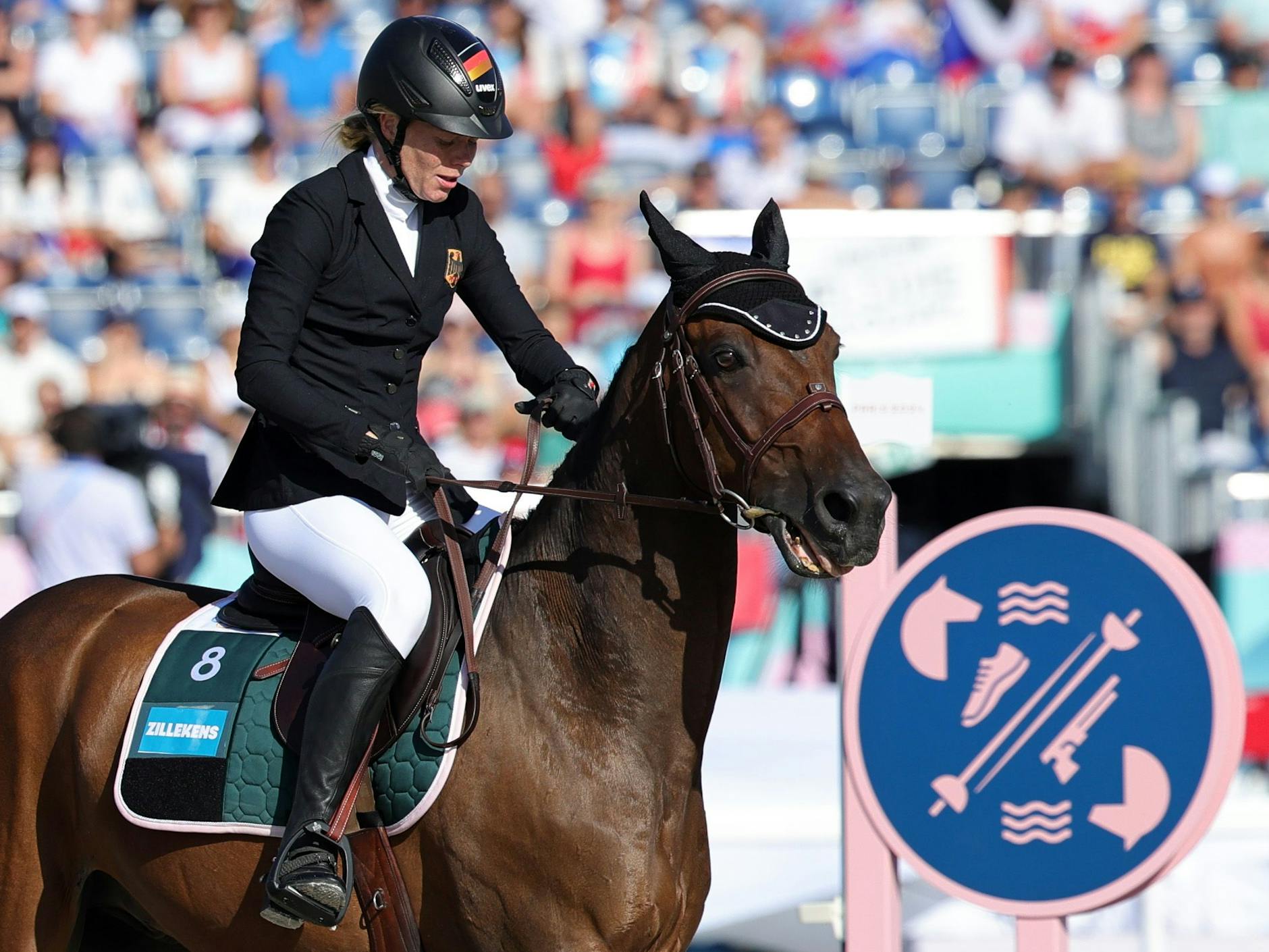 Annika Zillekens aus Deutschland reitet nach ihrem Abwurf mit dem Pferd.
