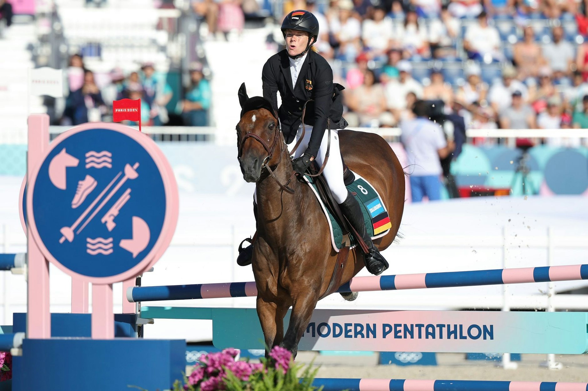 Annika Zillekens wirft mit ihrem Pferd eine Stange ab.&nbsp;