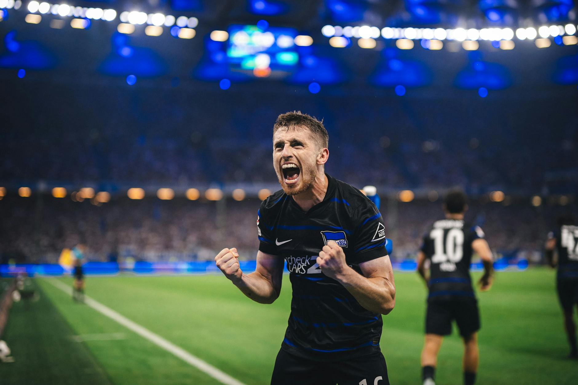 Herthas Jonjoe Kenny jubelt! Der Engländer traf in der 86. Minute zum 1:1. 