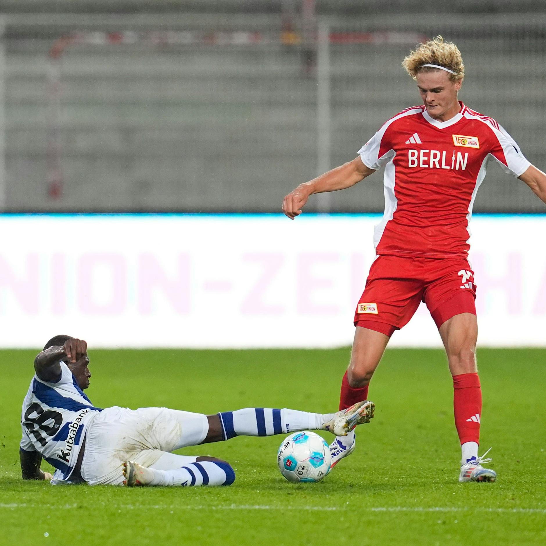 Unions Neuzugang Tim Rothe wird von Real Sociedad Verteidiger Hamari Traoro gestört.