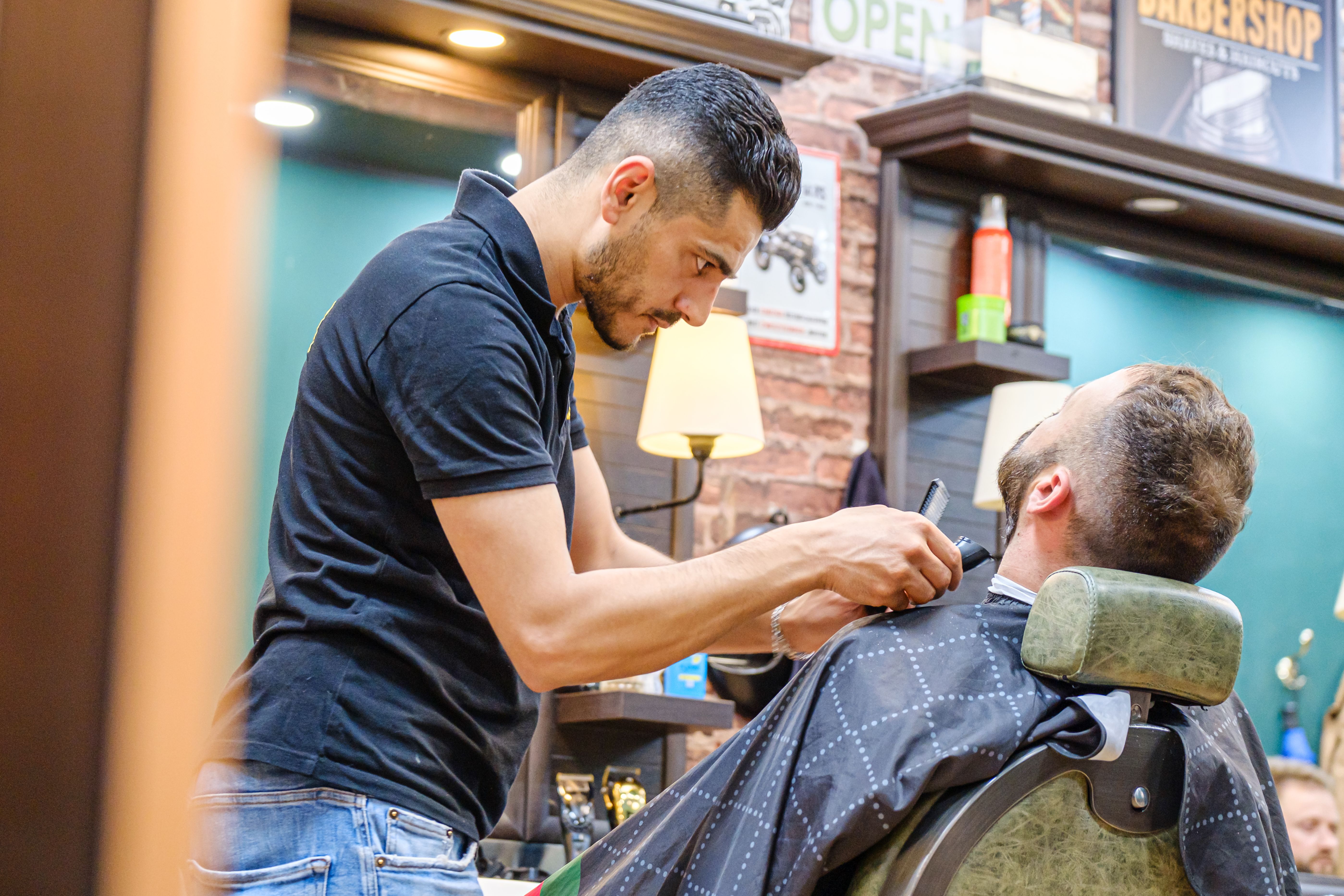 Pilz-Infektion im Barbershop: Bezirk warnt! DAS müssen Kunden wissen