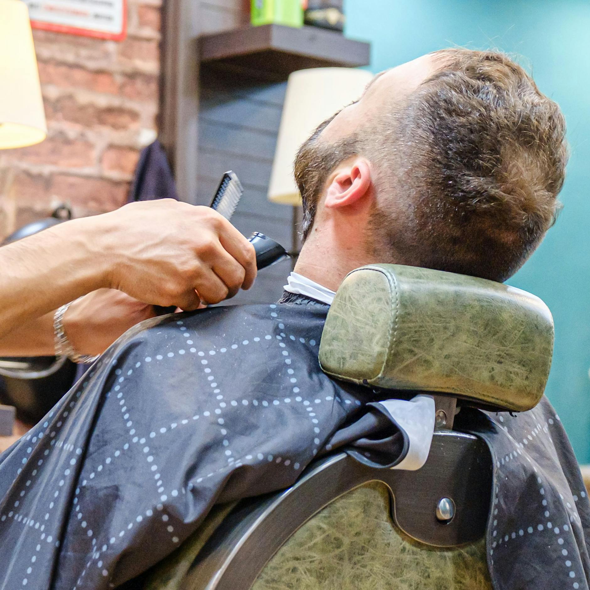 Pilz-Infektion im Barbershop: Bezirk warnt! DAS müssen Kunden wissen