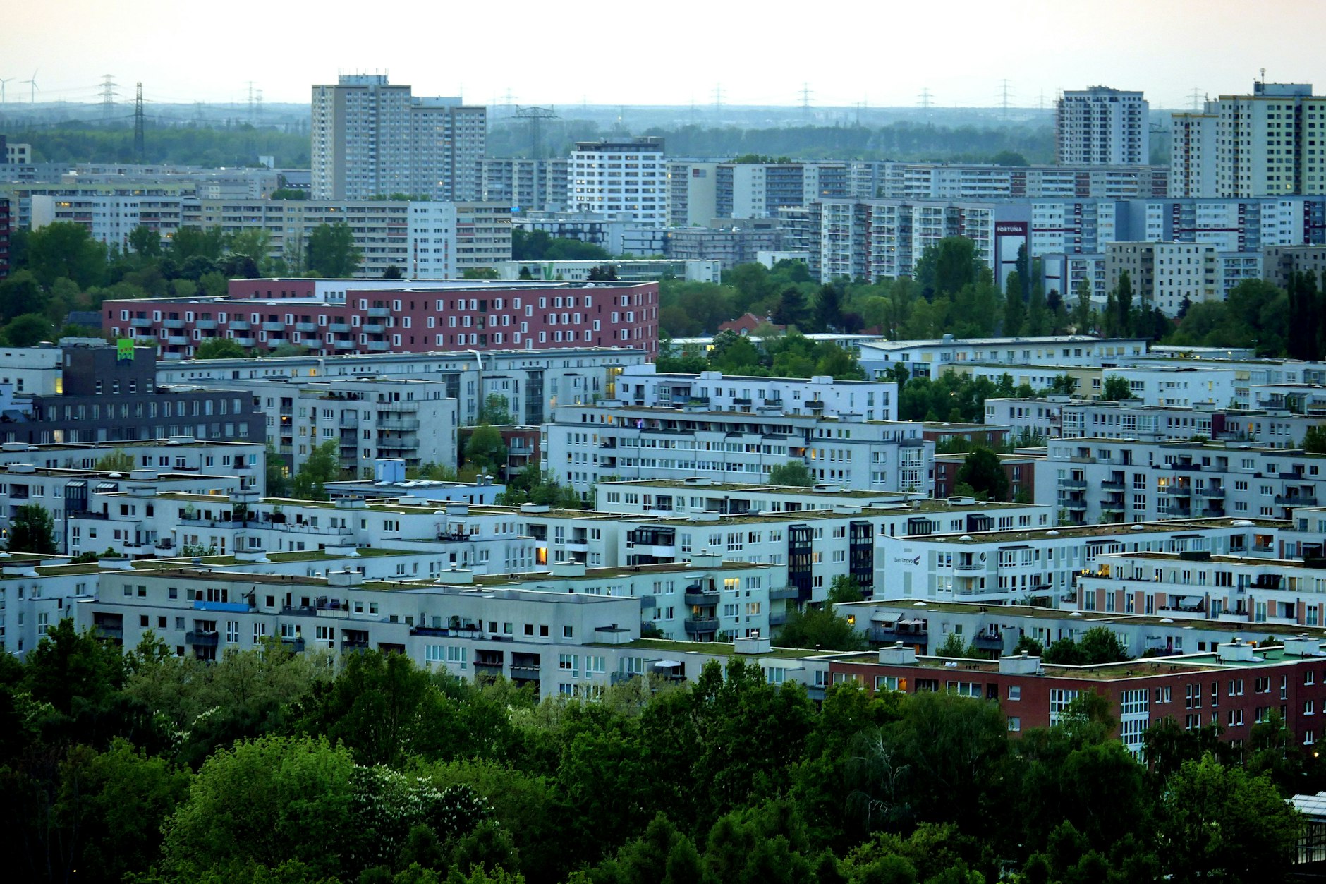 Blick auf Wohngebiete in Marzahn-Hellersdorf: Auch hier werden die Mieten immer teurer.