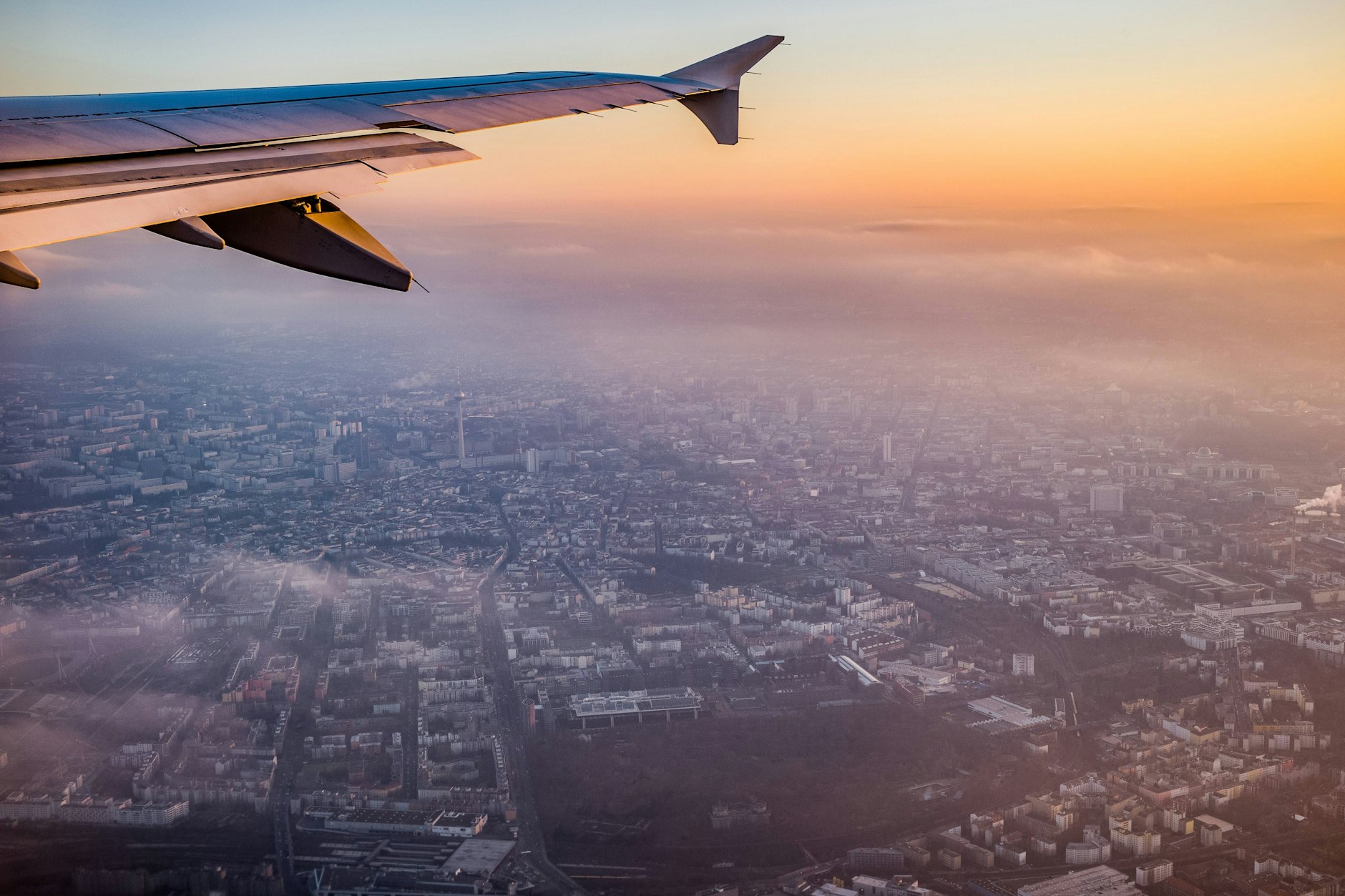Ein Flugzeug über Berlin: Bekommen nun Gebiete in der Stadt vermehrt Fluglärm, obwohl dort eigentlich keine Überflüge vorgesehen sind?
