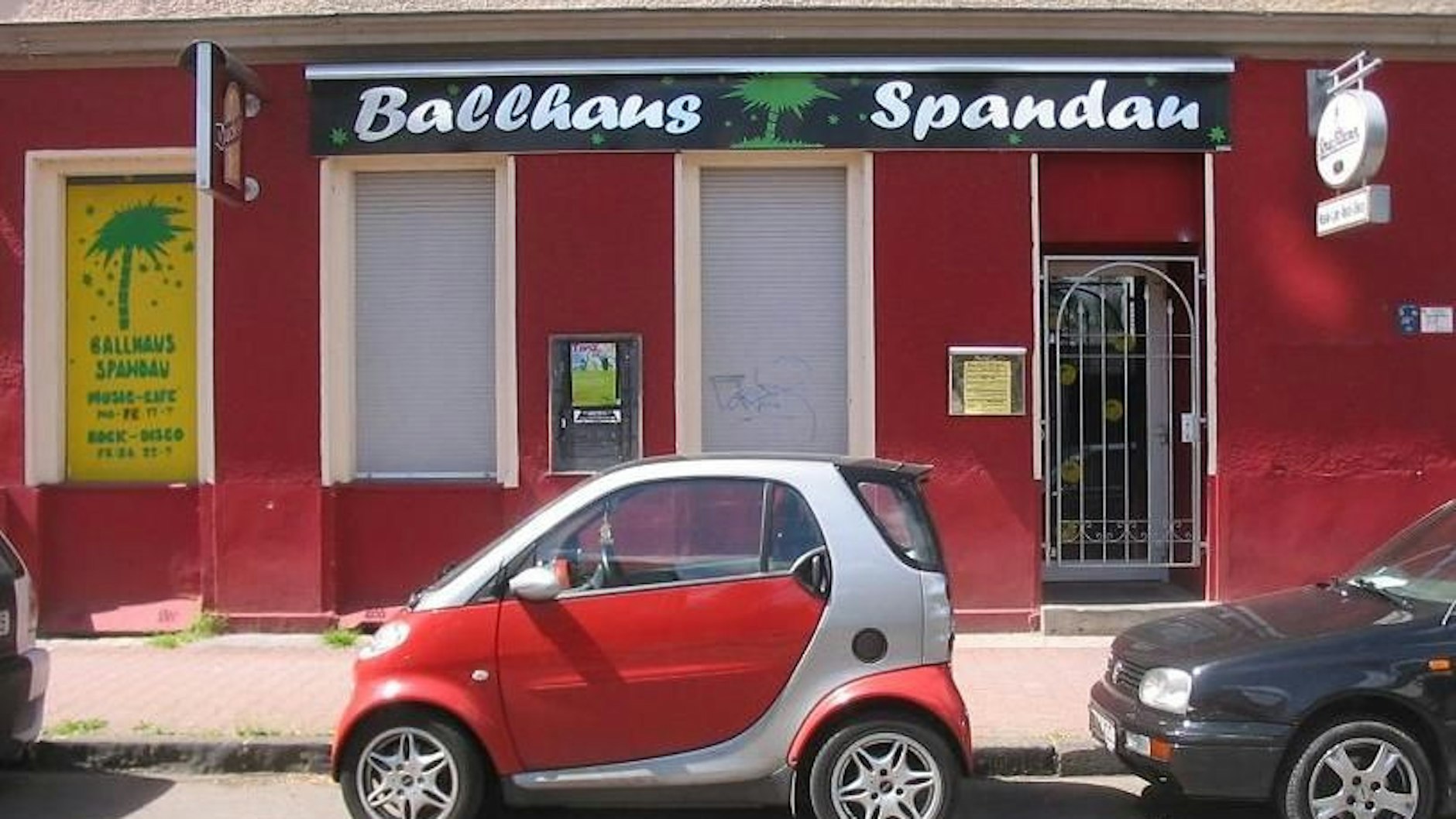 Das Ballhaus Spandau (Dorfstraße 5) gilt gilt als älteste Rockdiskothek Europas, die durchgehend am gleichen Platz, also ohne einen Umzug, besteht.