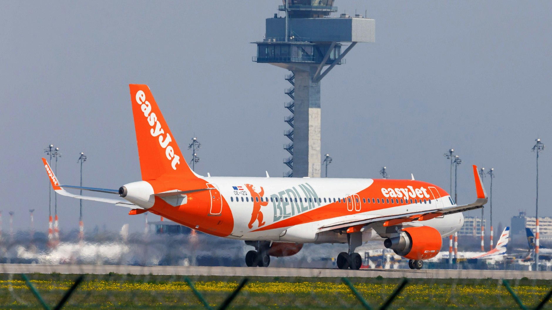 Ein startender Linienjet vor dem Tower am BER: Dort ist die Flugsicherungszentrale, die den Flugverkehr überwacht und leitet.