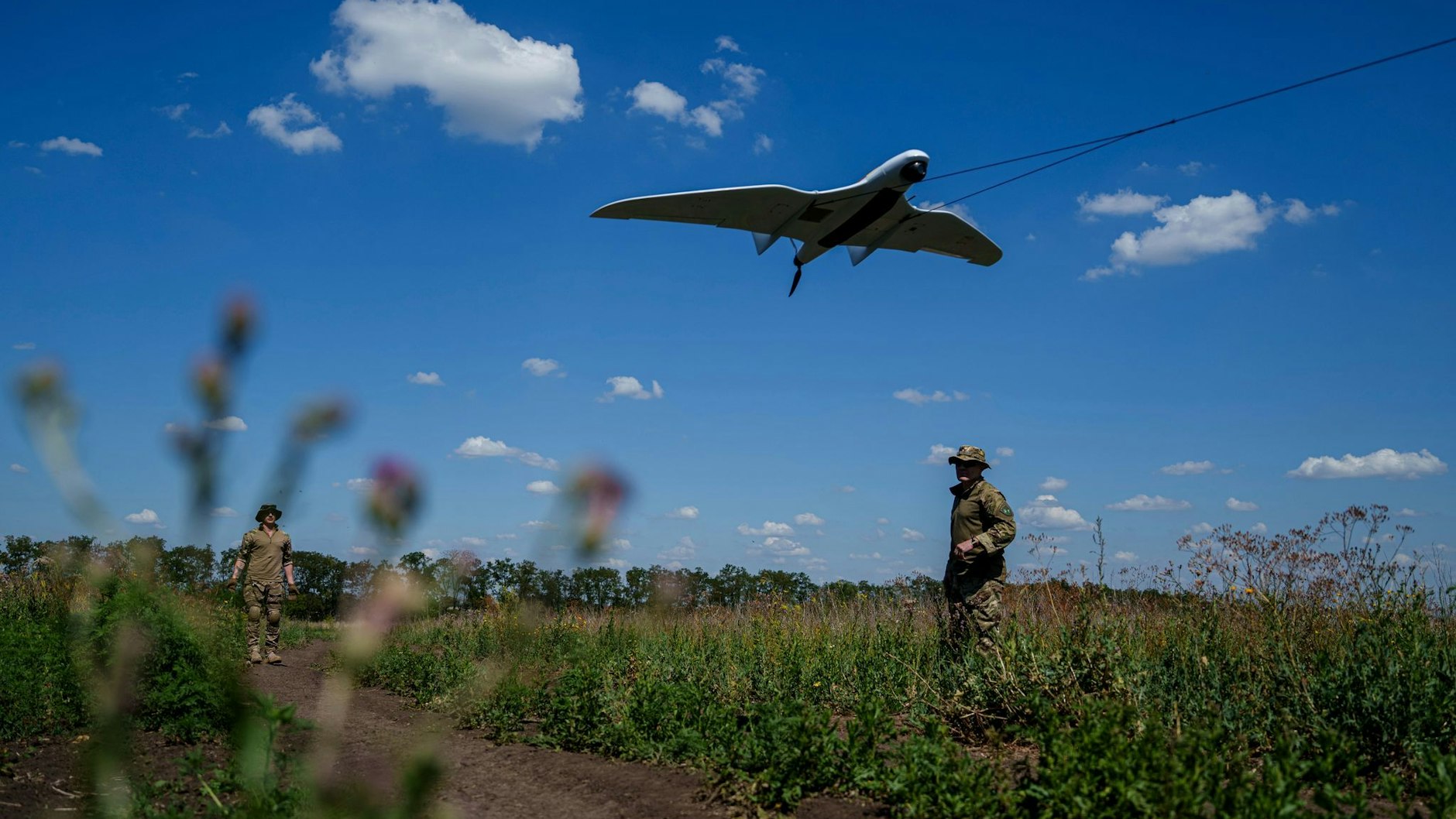 Ukrainische Soldaten starten eine Aufklärungsdrohne, um die Grenzregion Kursk auszuspähen. 