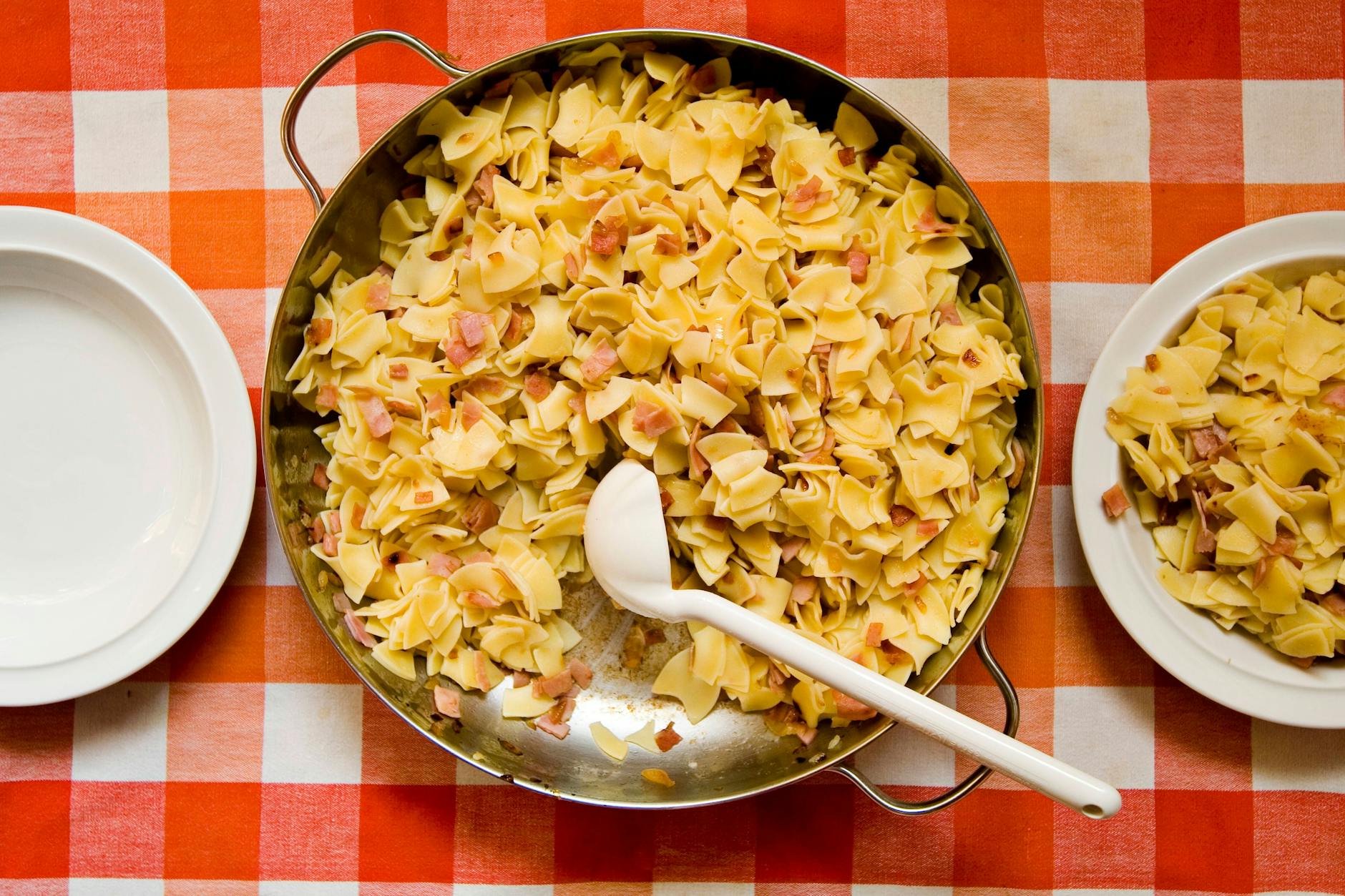 Diese leckeren Schinkennudeln schmecken der ganzen Familie - das Rezept für böhmische Schinkenfleckerl werden sie lieben!