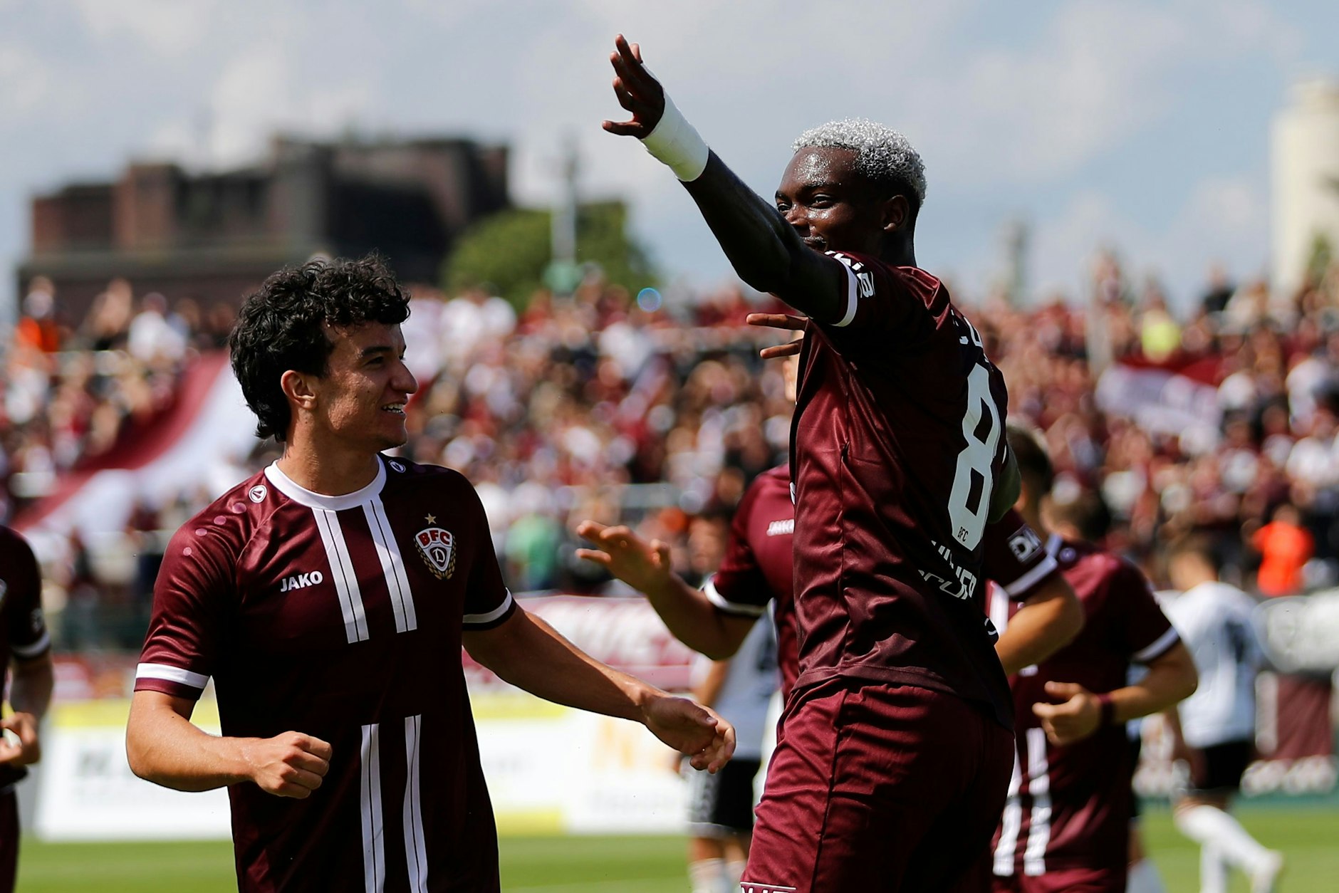 Da ist der Jubel beim BFC Dynamo groß: McMoordy Hüther feiert sein 1:0 gegen Meuselwitz in Schützen-Pose. Henry Jon Crosthwaite freut sich mit.