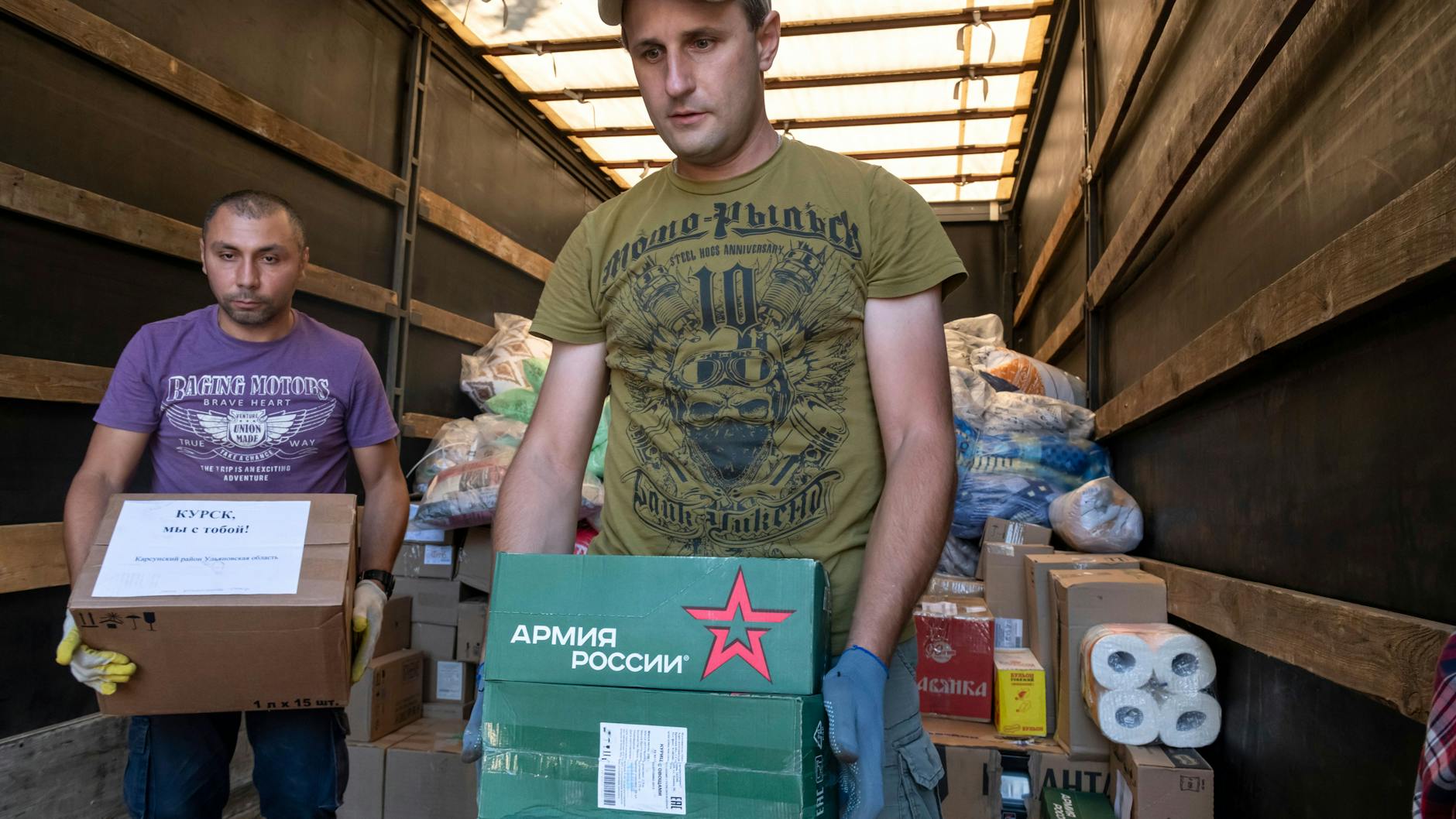 Freiwillige bringen Güter für die Evakuierten in Kursk.