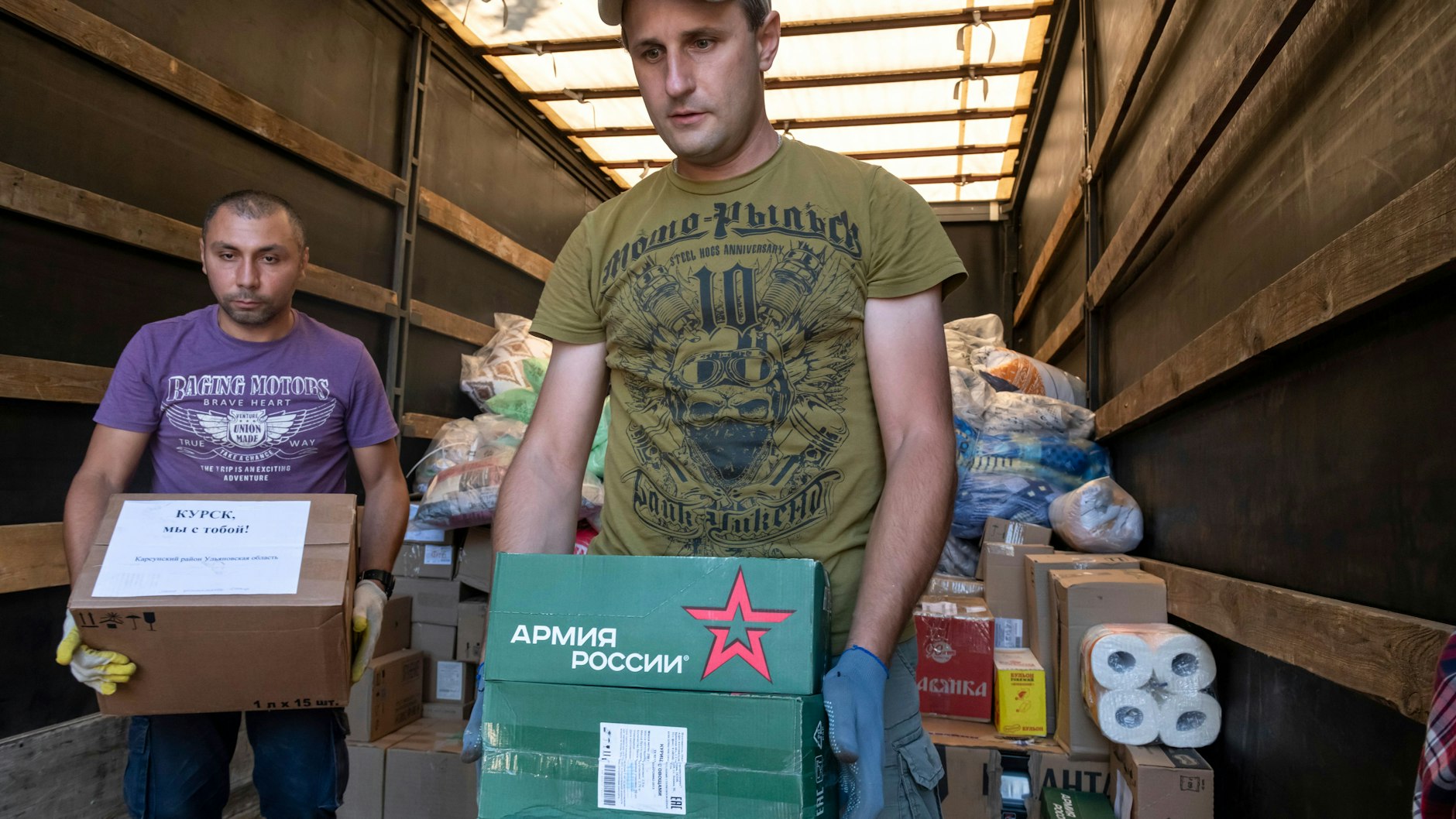 Freiwillige bringen Güter für die Evakuierten in Kursk.