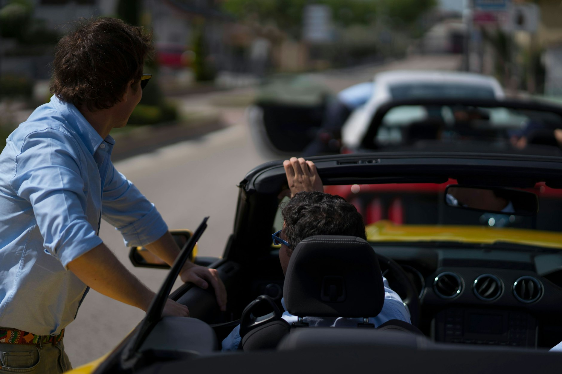 Nach der Probefahrt zückte der Interessent plötzlich ein Messer und schlug den Autobesitzer zusammen. Danach klaute er das Cabrio und raste davon.