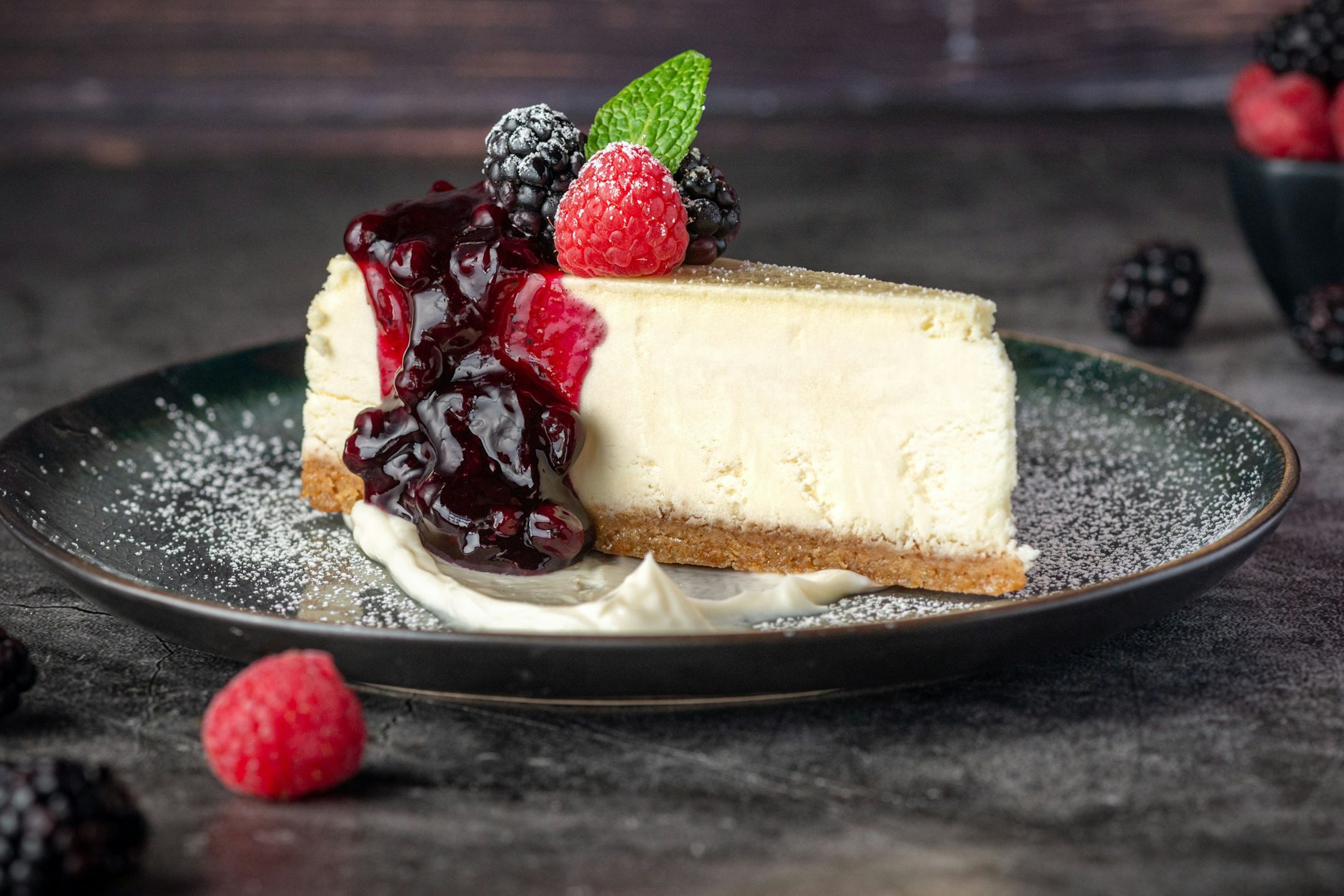 Käsekuchen mit Himbeeren ist ein Kuchen-Klassiker - wenn Sie die Nascherei nach unserem Rezept zubereiten, sparen Sie Kalorien.
