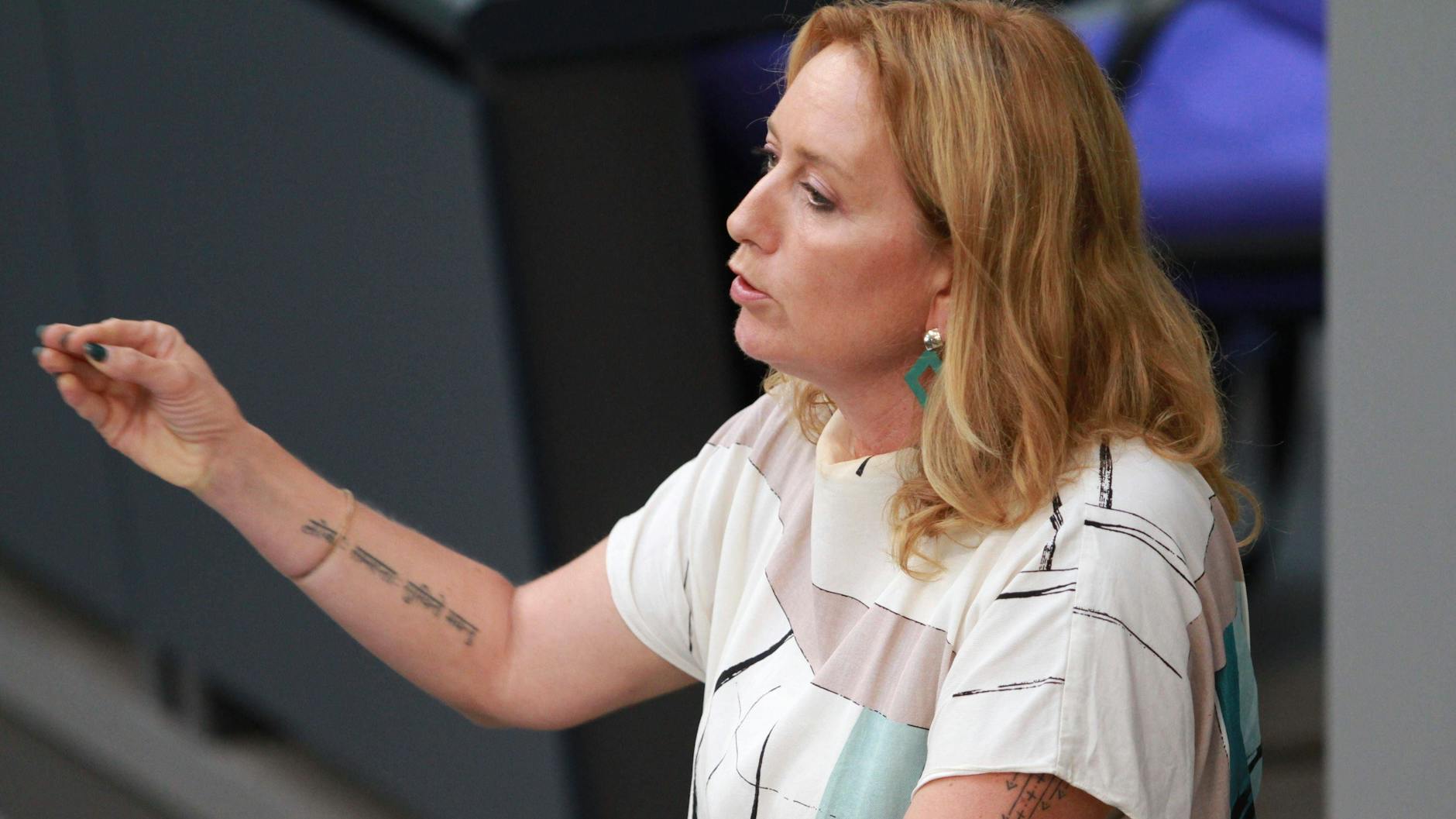 „Wer im Bürgergeld überhaupt noch eine Wohnung in Innenstädten bekommt, zahlt drauf und spart sie sich vom Munde ab“, sagt die Linken-Abgeordnete Caren Lay.