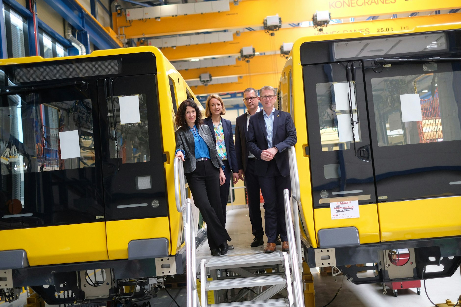 Am 2. Mai 2022 besichtigte die damalige Verkehrssenatorin Bettina Jarasch (vorne, links) die Stadler-Werke in Pankow,   um sich den Bau der neuen JK-Serie für die Berliner U-Bahn anzuschauen. Doch die Züge fahren bis heute nicht in Berlin.