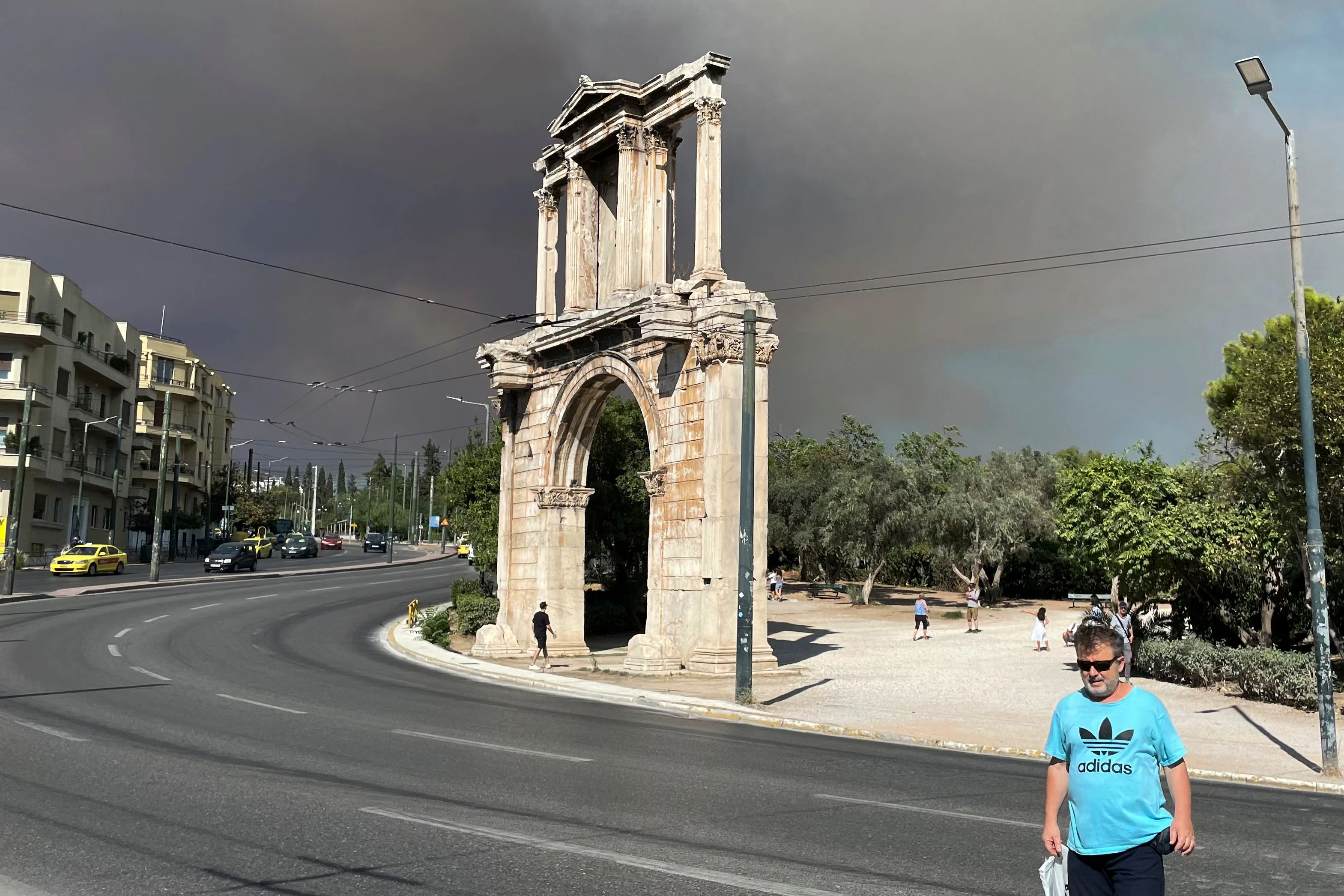 Rauch verdunkelt den Himmel über Athen.