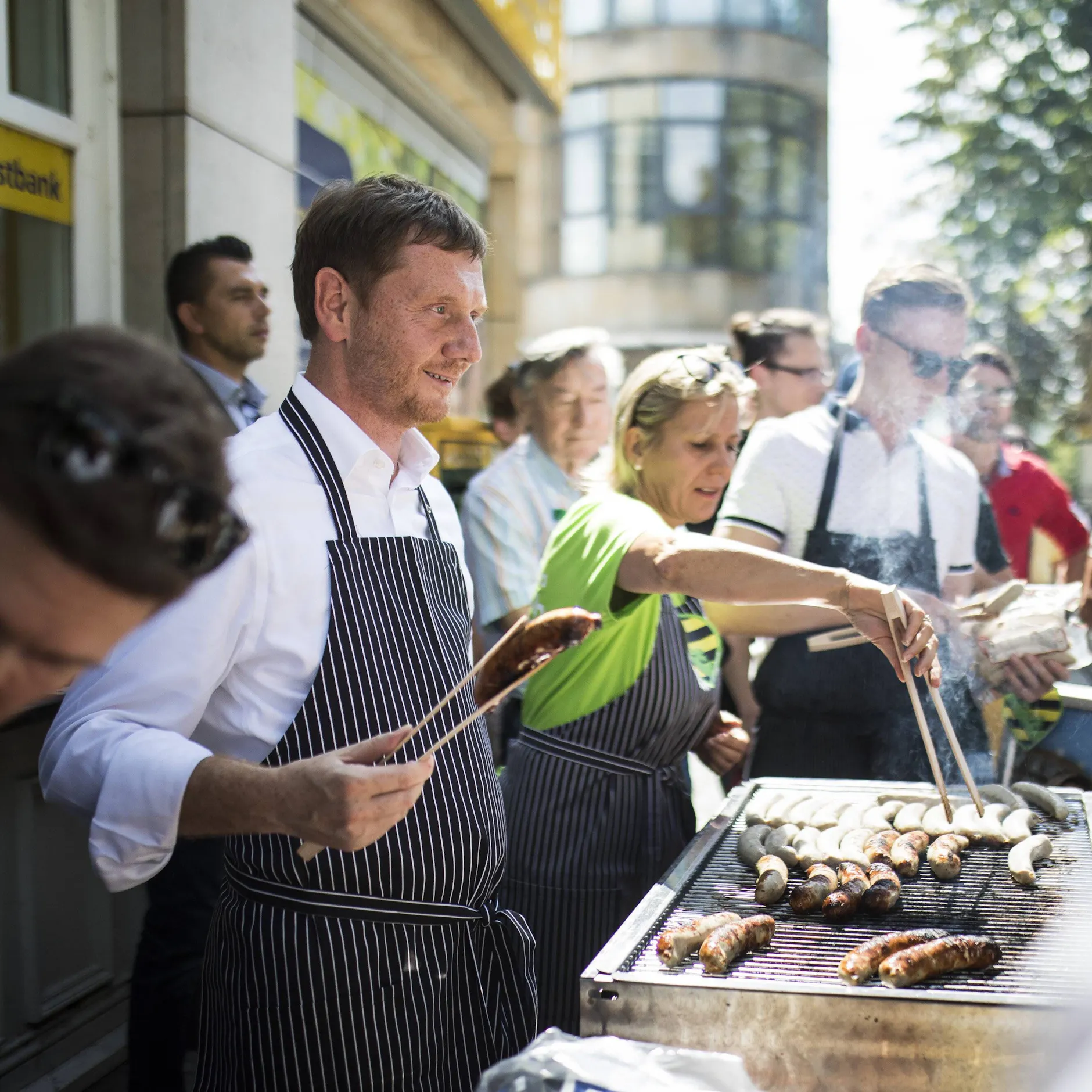 Image - KI + CDU = 6 Finger: Obergrillmeister Michael Kretschmer im Wahlkampf in Sachsen