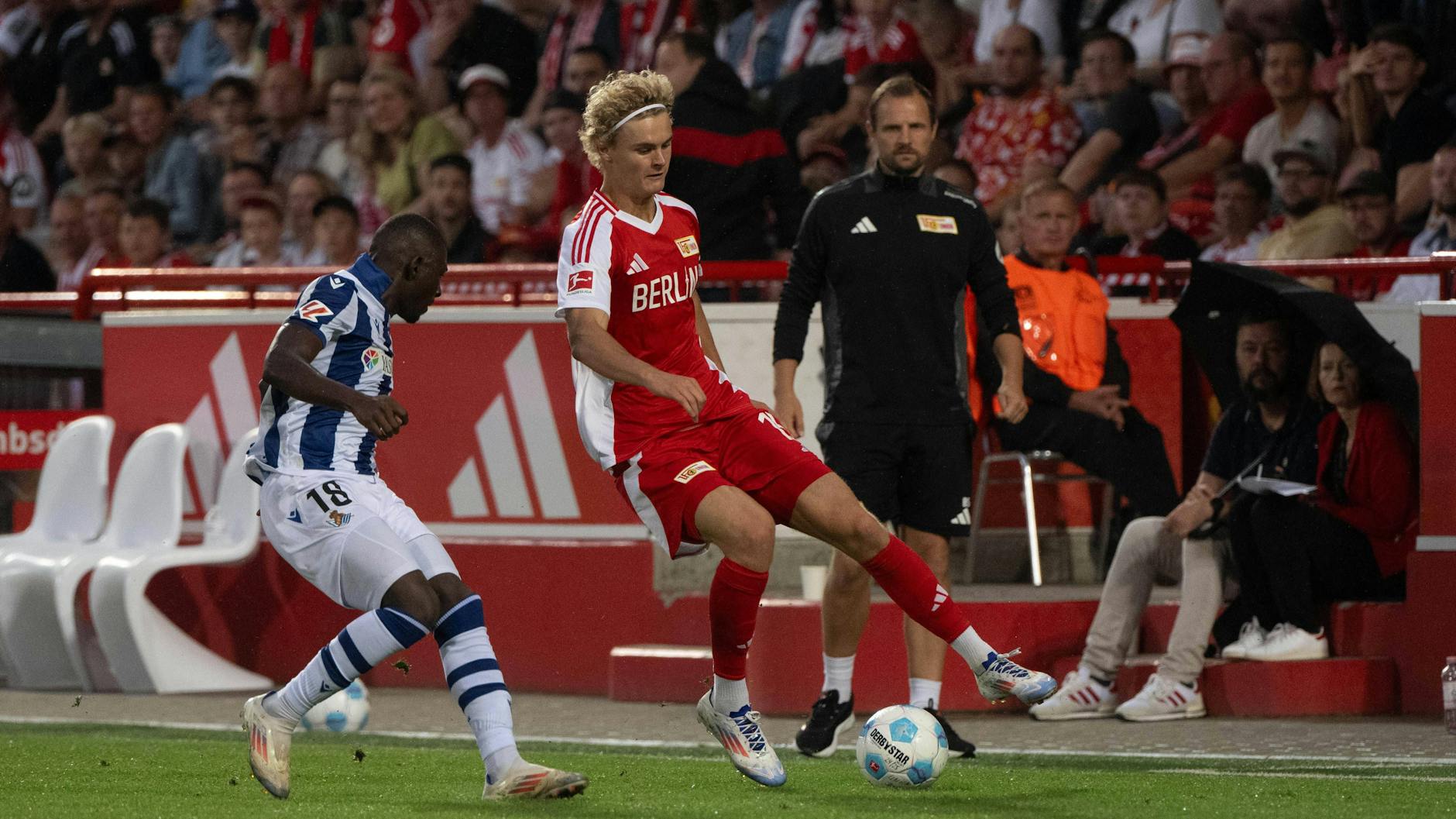 Unions Neuzugang Tom Rothe (r) im Duell mit Hamari Traore von Real Sociedad San Sebastian.
