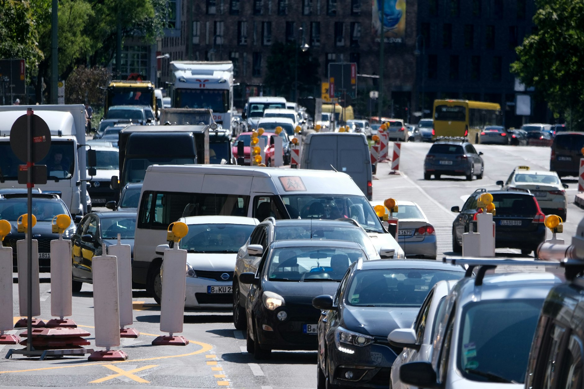 Eine der größten Baustellen befindet sich aktuell an der Mühlendammbrücke in Mitte. Aber auch anderswo gilt: Wer mit dem Auto unterwegs ist, braucht oft Geduld.