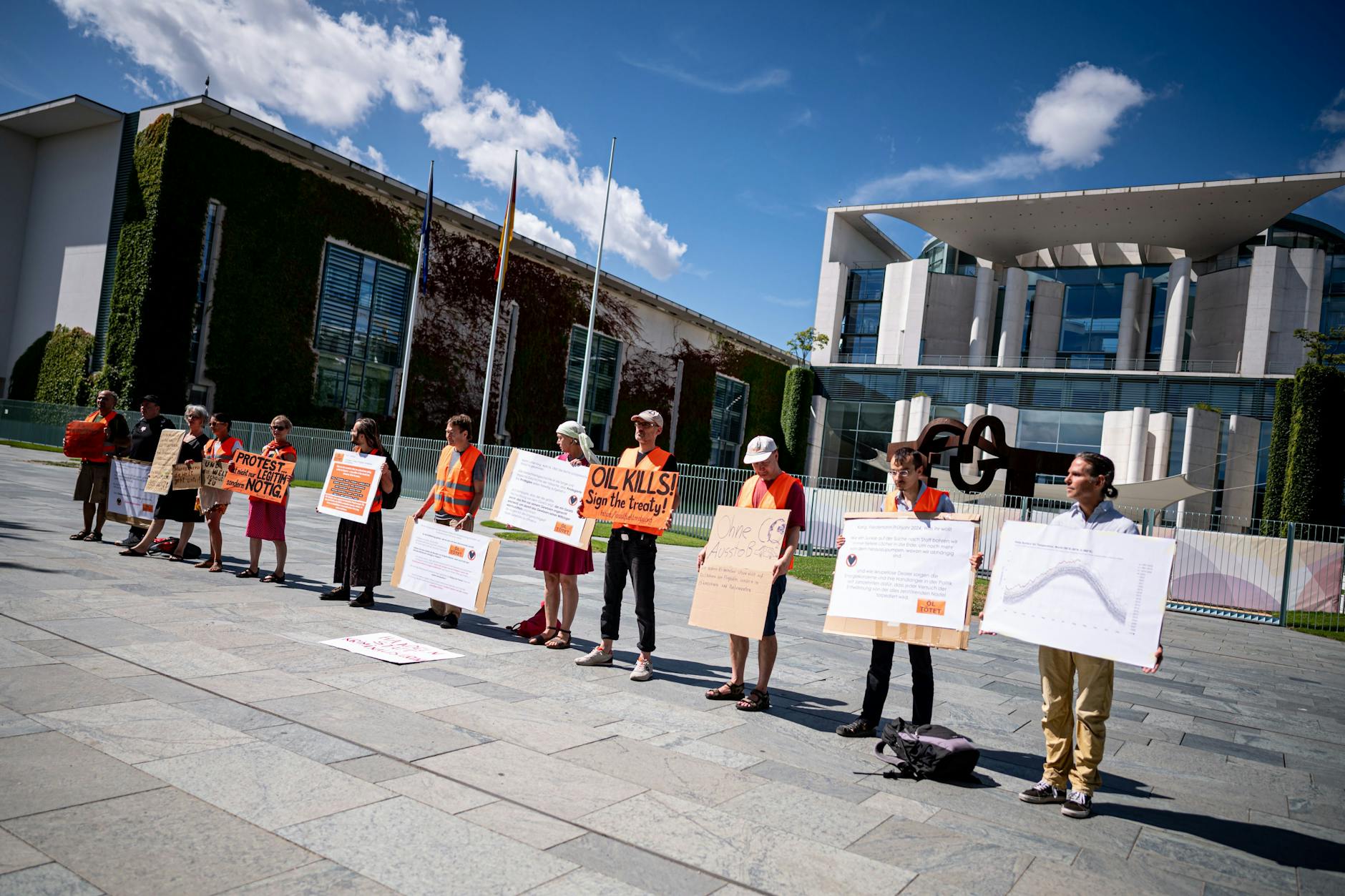Aktivisten der Letzten Generation fordern vor dem Bundeskanzleramt die effektive Bekämpfung der Klimakatastrophe statt einer Kriminalisierung von Klimaaktivisten. 