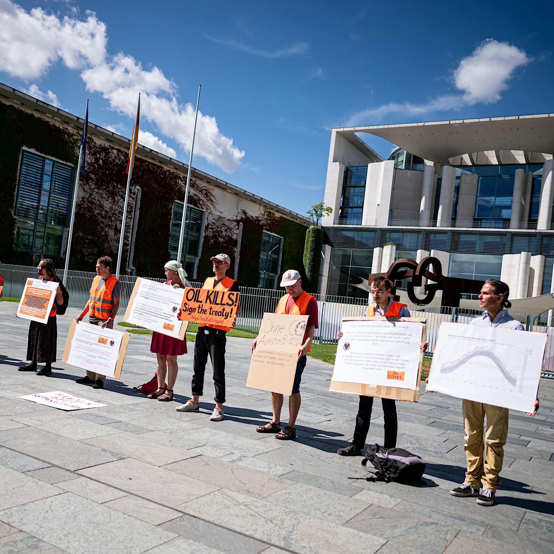 Letzte Generation demonstriert in Berlin: Warum verfolgt ihr uns, aber nicht die Nazis von Bautzen?