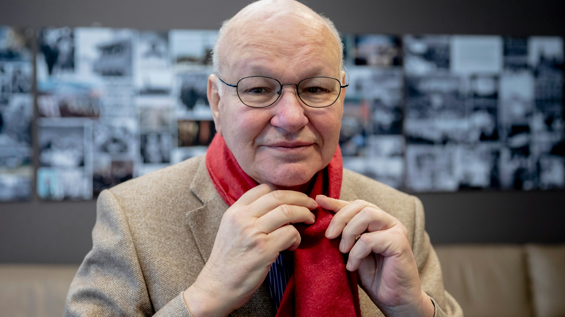 Bis heute ist der rote Schal das Markenzeichen von Walter Momper (SPD), ehemaliger Regierender Bürgermeister von Berlin, geblieben. 