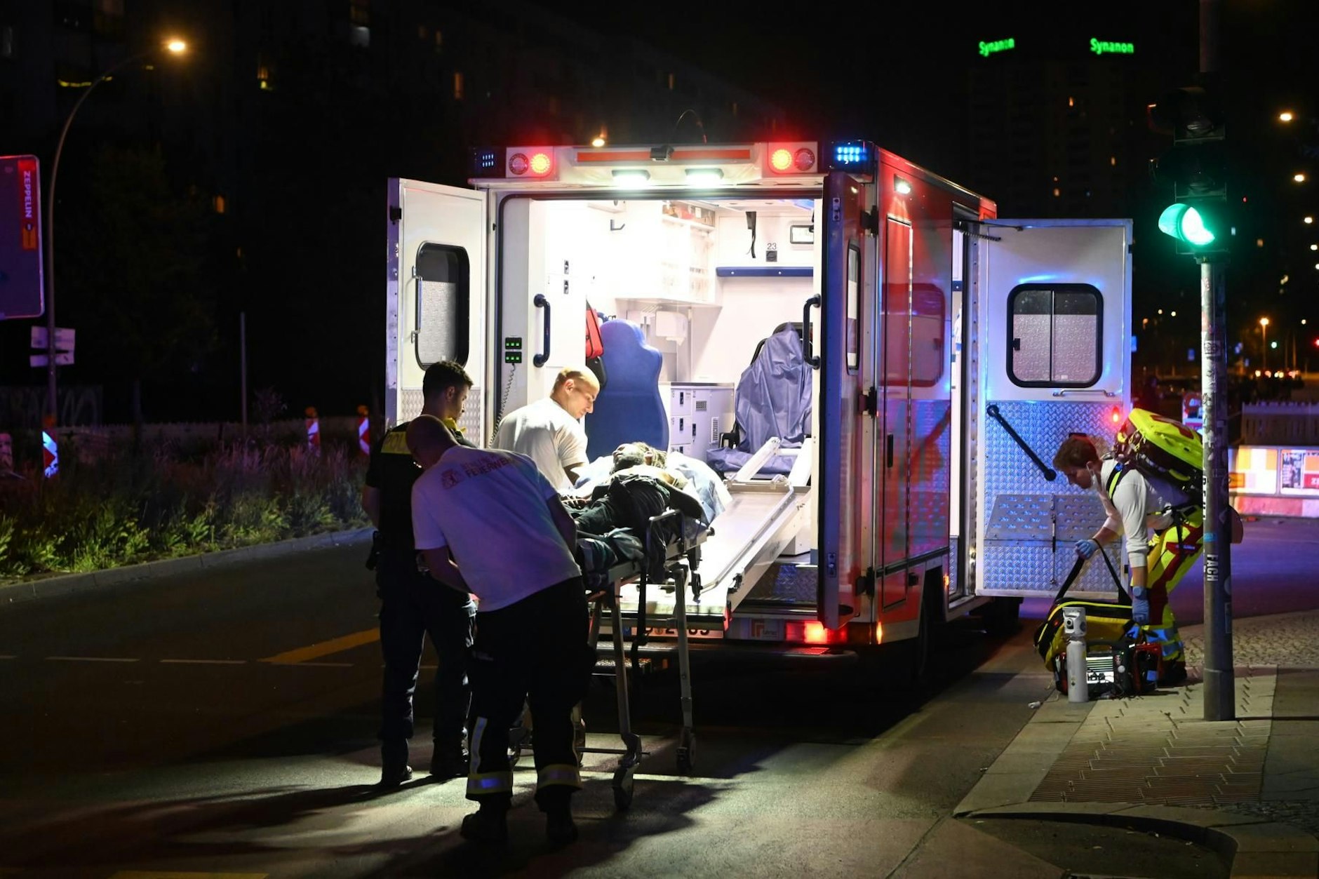 Erneut kam es zu einem Messerangriff, dieses Mal vor dem U-Bahnhof Jannowitzbrücke. Rettungskräfte transportieren den Verletzten ab.
