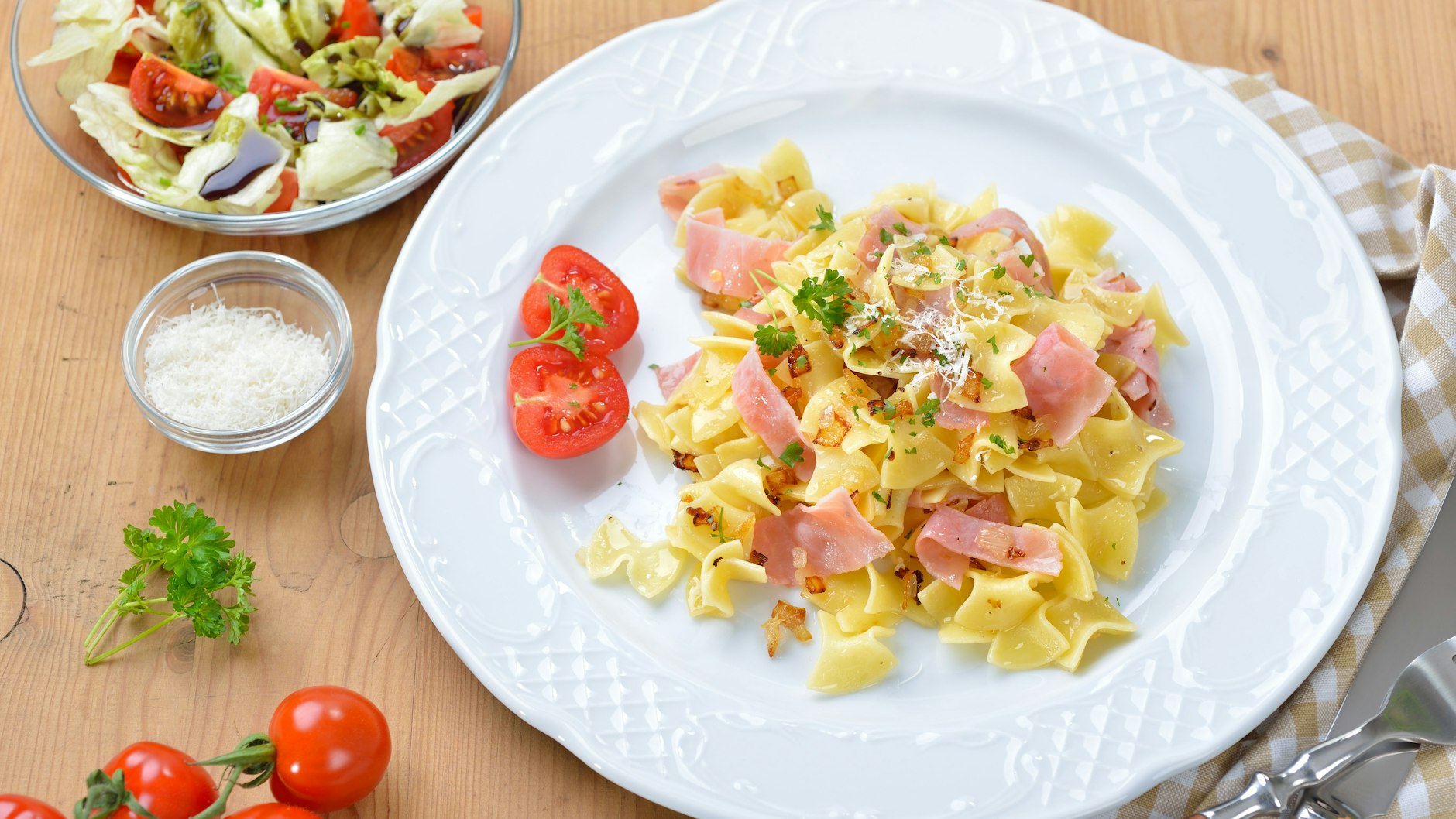 Servieren Sie die Schinkenfleckerl nach unserem Rezept mit einem frischen Salat und etwas geriebenem Käse - das perfekte Familiengericht!
