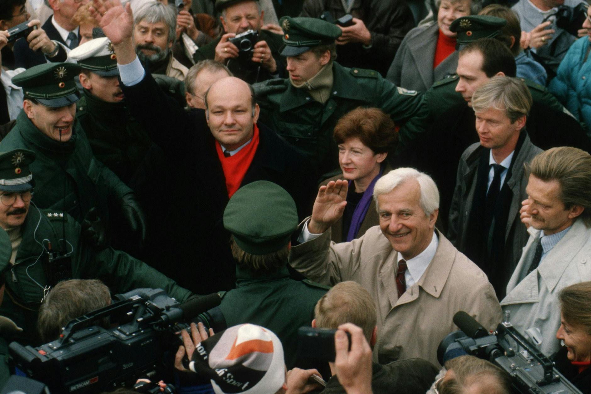 Immer gut auf Fotos zu erkennen: Walter Momper mit rotem Schal und der damalige Bundespräsident Richard von Weizsäcker beim Bad in der Menschenmenge nach dem Mauerfall im November 1989.