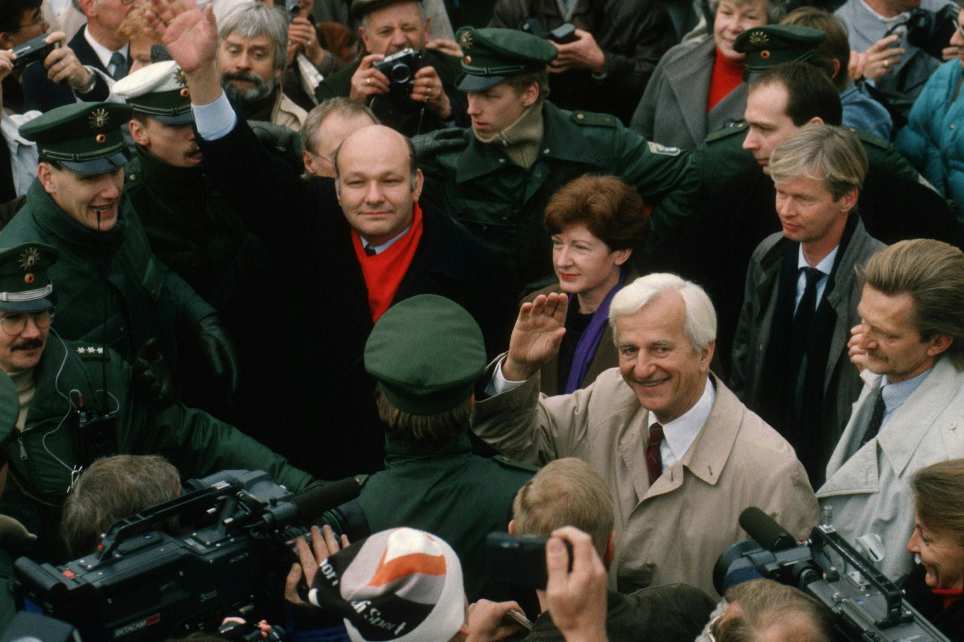 Immer gut auf Fotos zu erkennen: Walter Momper mit rotem Schal und der damalige Bundespräsident  Richard von Weizsäcker beim Bad in der Menschenmenge nach dem Mauerfall im November 1989.