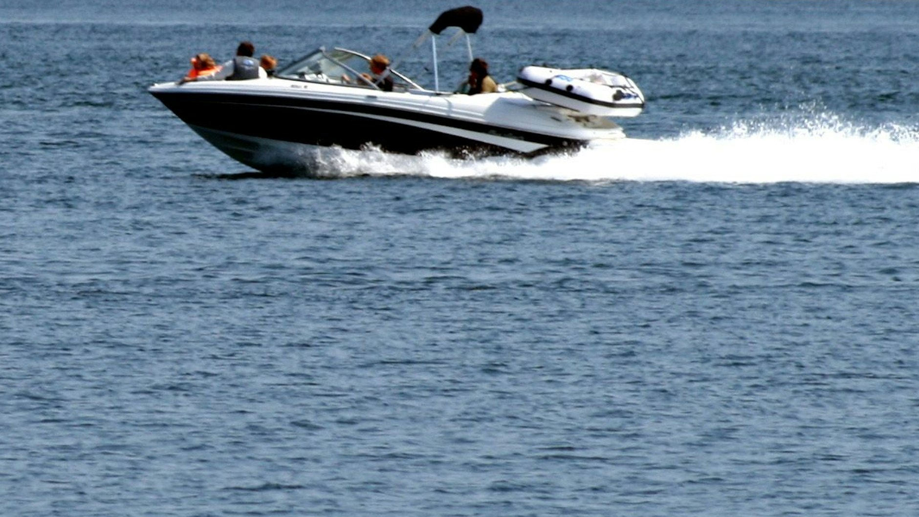 So mancher Hobbykapitän rast mit seinem Boot auf dem See schneller als die Polizei erlaubt.&nbsp;