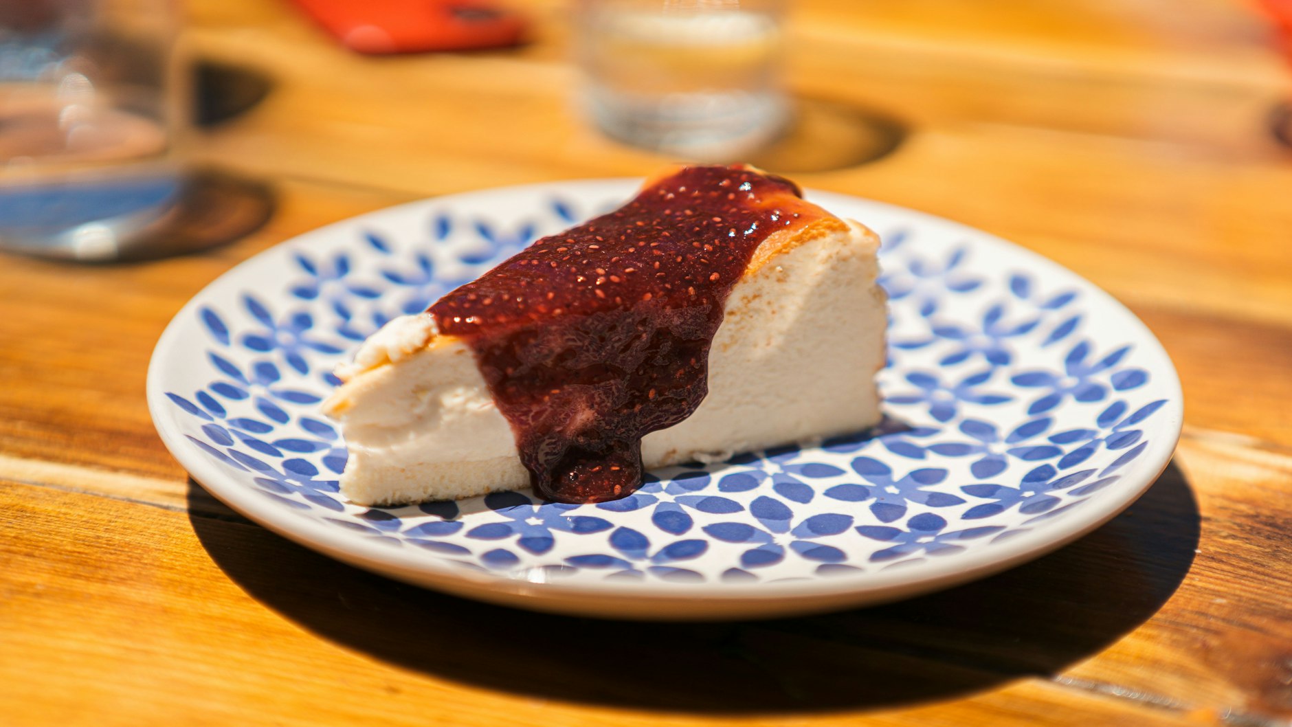 Der Käsekuchen mit Himbeeren nach diesem Rezept ist richtig lecker - und passt dank abgespeckter Zutaten sogar in die Diät.