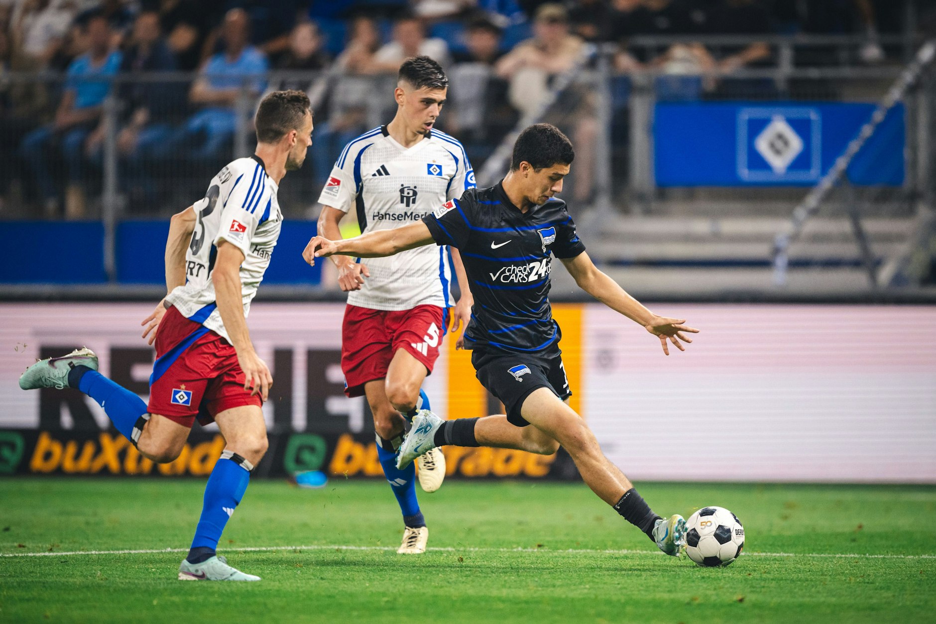 Ibo Maza (r.) wirbelte die Abwehrreihe des HSV ordentlich durcheinander. Herthas Superjuwel spielt mit 18 Jahren wie ein Großer.
