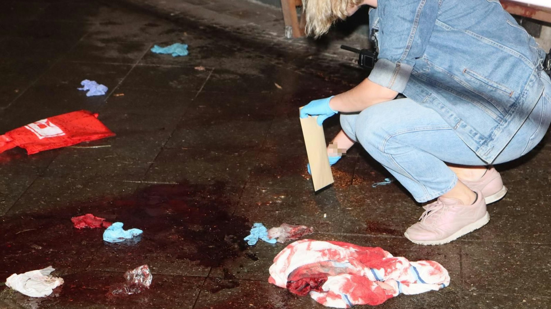 Blutiger Alptraum in Neukölln: Vor einem Restaurant brach ein Messer-Opfer in der Nacht zum Sonnabend zusammen.