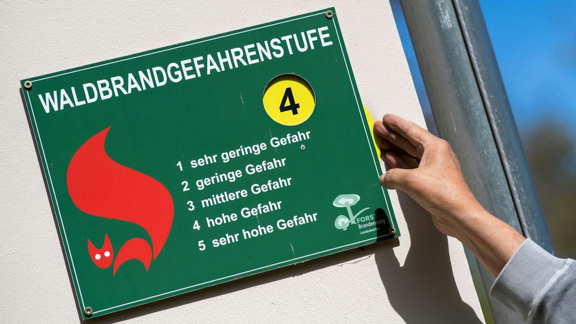 Waldbrandgefahrenstufe 4 ist momentan nirgends ausgerufen. Im Süden des Bundeslandes gilt zurzeit Stufe 3, im Norden sogar nur 1 (Oberhavelland) oder 2 (Uckermark).