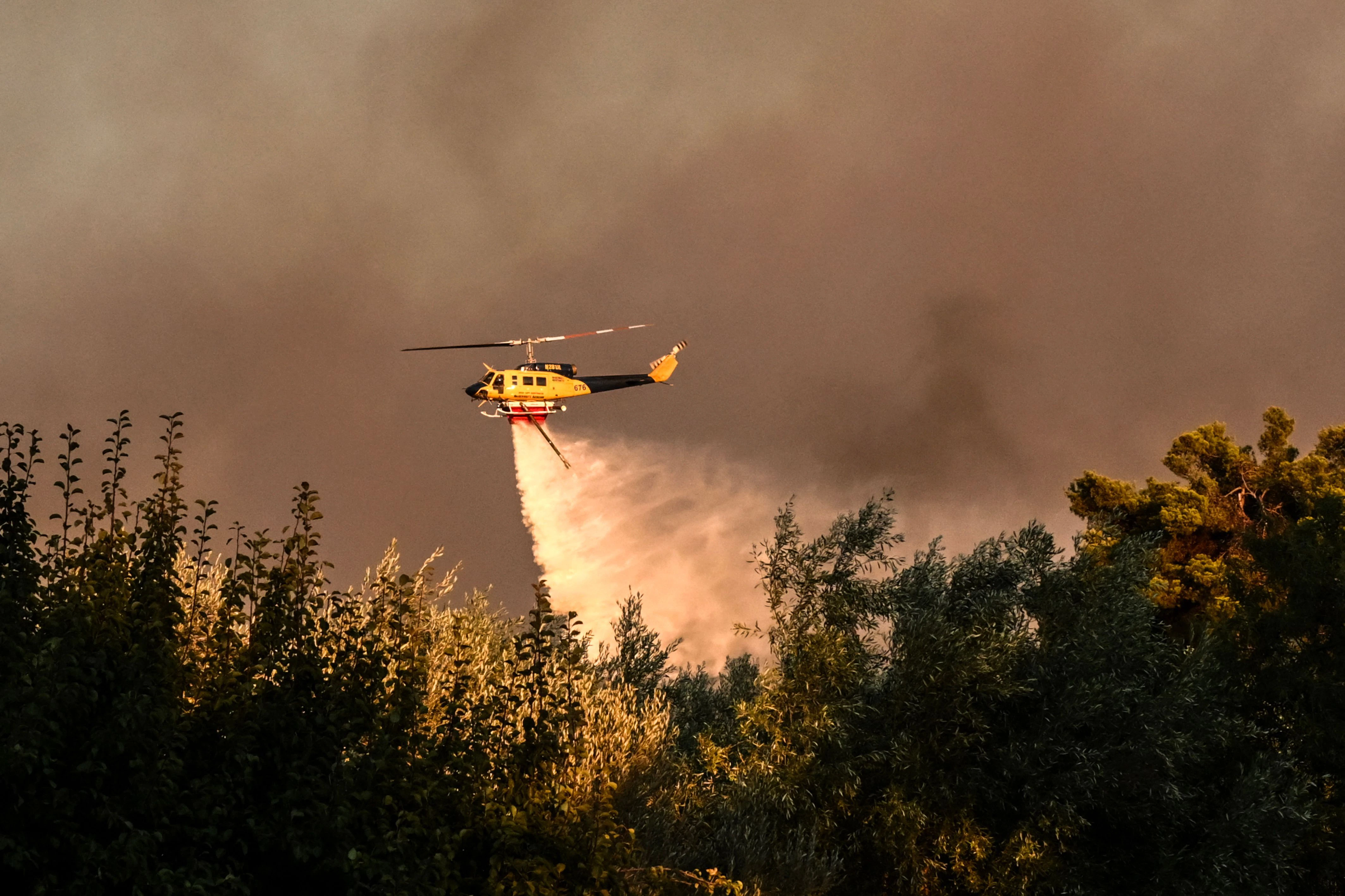 Ein Löschhubschrauber fliegt über Varnavas.