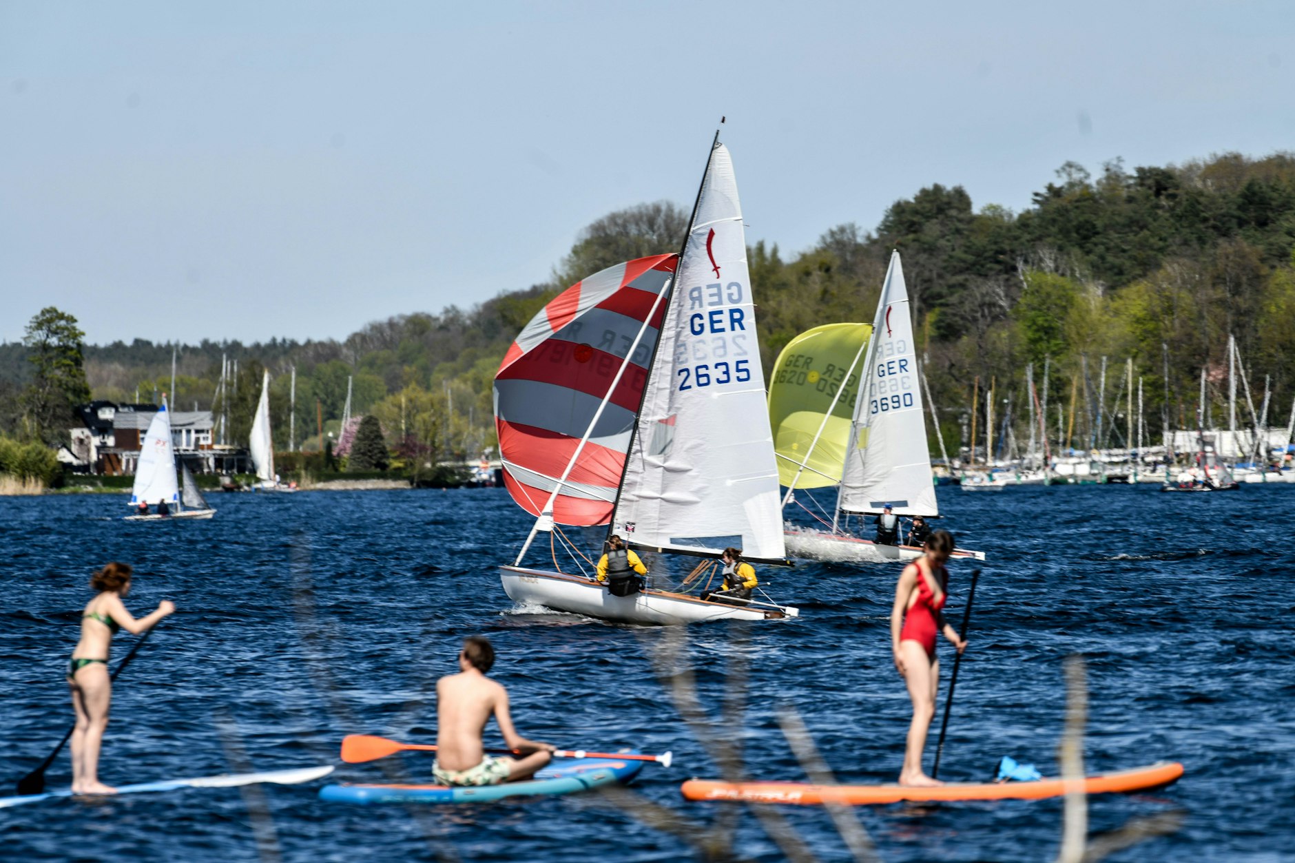 Auf dem Wannsee in Berlin ist es an den Sommerwochenenden voll: Da kommt sich so mancher gefährlich nahe, wenn man sich nicht an den Regeln hält.