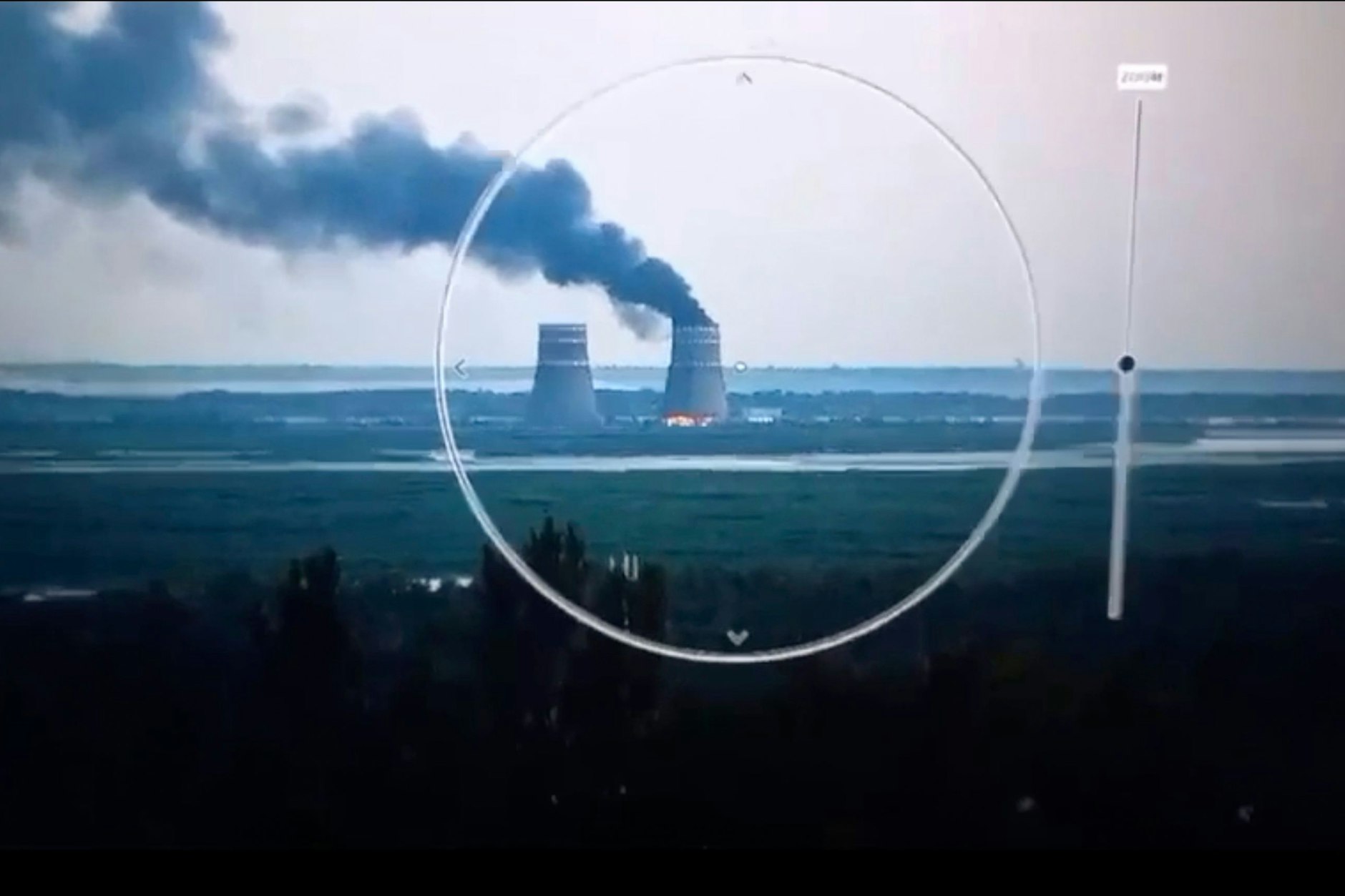 Auf diesem Bild einer Überwachungskamera, das vom Presseamt des ukrainischen Präsidenten zur Verfügung gestellt wurde, steigt Rauch im Atomkraftwerk Saporischschja auf.&nbsp;