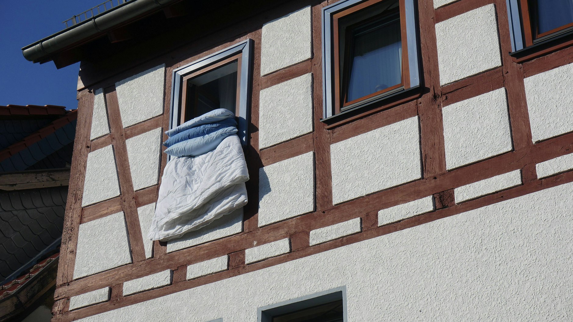 Nachbarn müssen es hinnehmen, wenn Bettwäsche zum Lüften aus dem Fenster hängt. Es sei denn...
