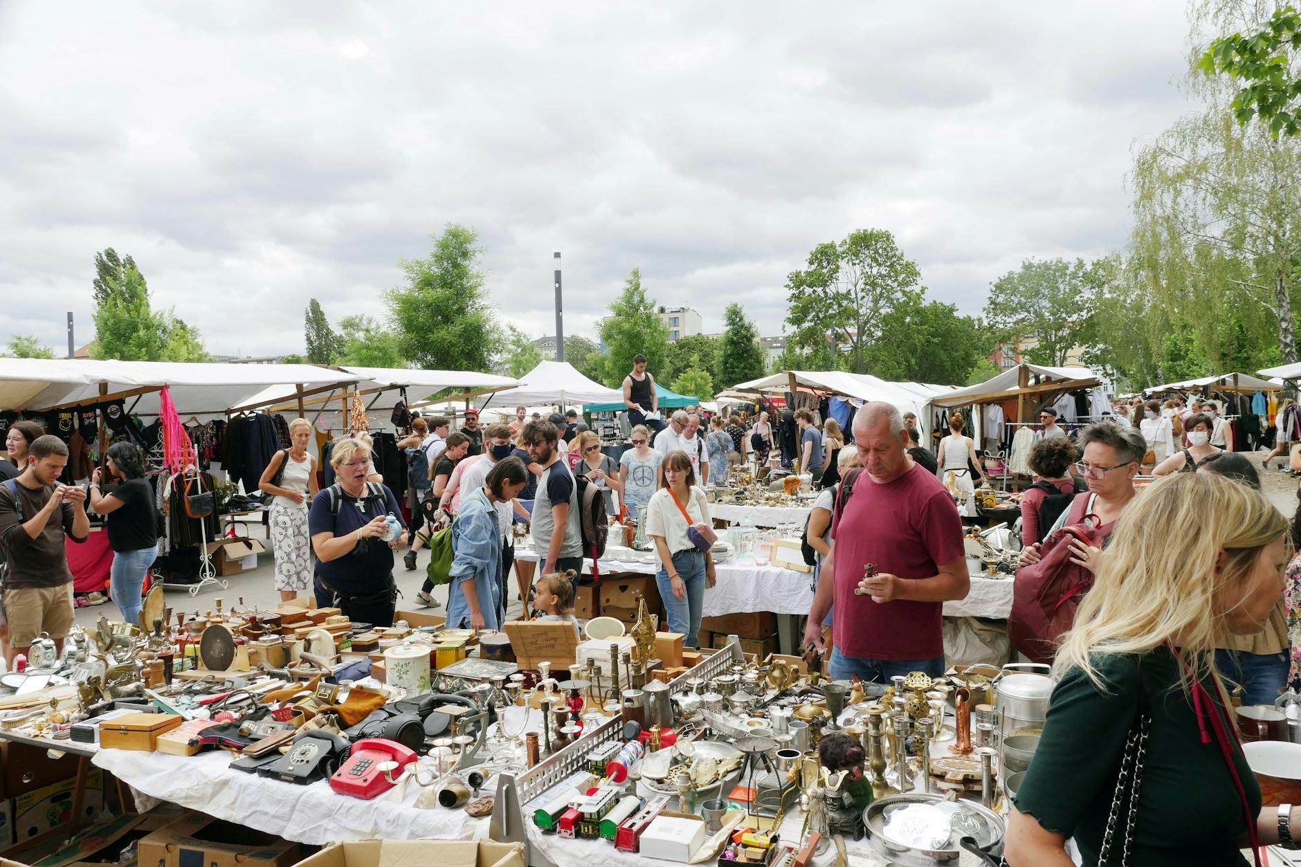 Der Flohmarkt im Mauerpark ist einer der bekanntesten in der ganzen Stadt. Wegen der hohen Preise wird er mittlerweile hauptsächlich von Touristen aufgesucht.