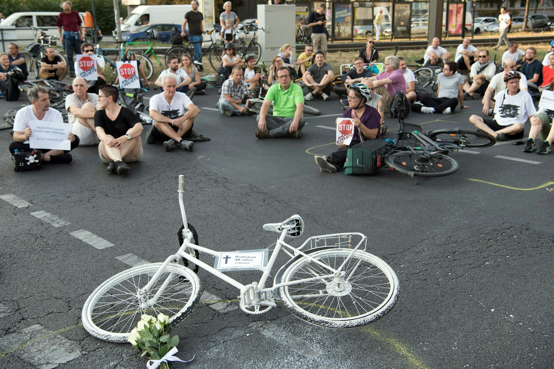Für jeden Radfahrer, der in Berlin im Straßenverkehr stirbt, stellen der ADFC und Changing Cities ein weißes Geisterrad auf. Heute kommt eines an der Karl-Liebknecht-Straße, Ecke Mollstraße dazu.