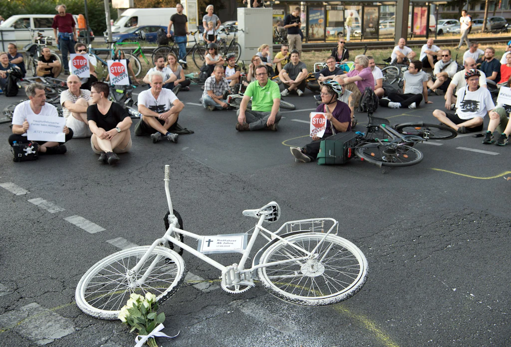 Mahnwache für getötete Radfahrerin, doch Radweg-Ausbau in Berlin stockt