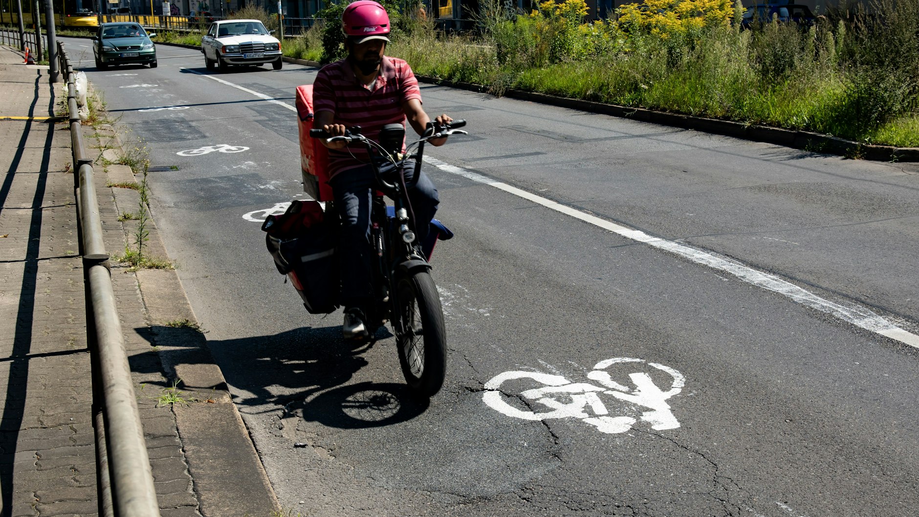 Weil in Berlin zu wenige Radwege entstehen, hatten Aktivisten Anfang August einen illegalen Pop-up-Radweg in der Berliner Allee in Weißensee aufgemalt.